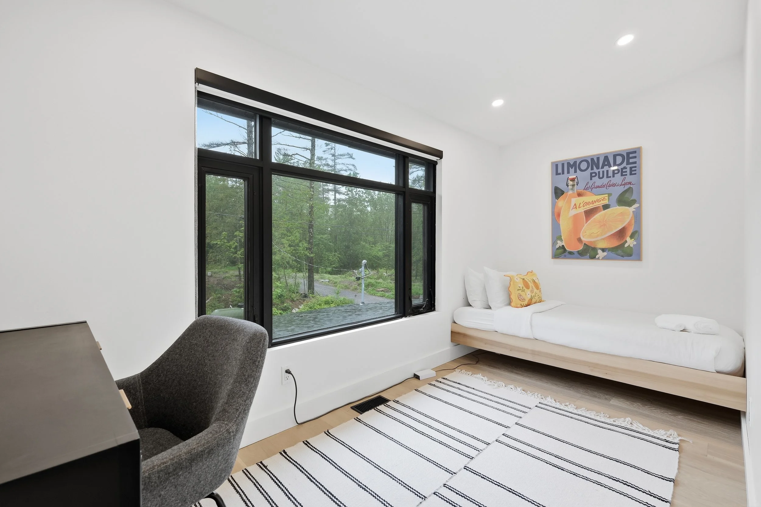 bedroom with single bed and a desk, perfect for Muskoka corporate retreats