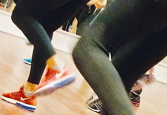 To personer som danser eller trener i et treningsstudio.