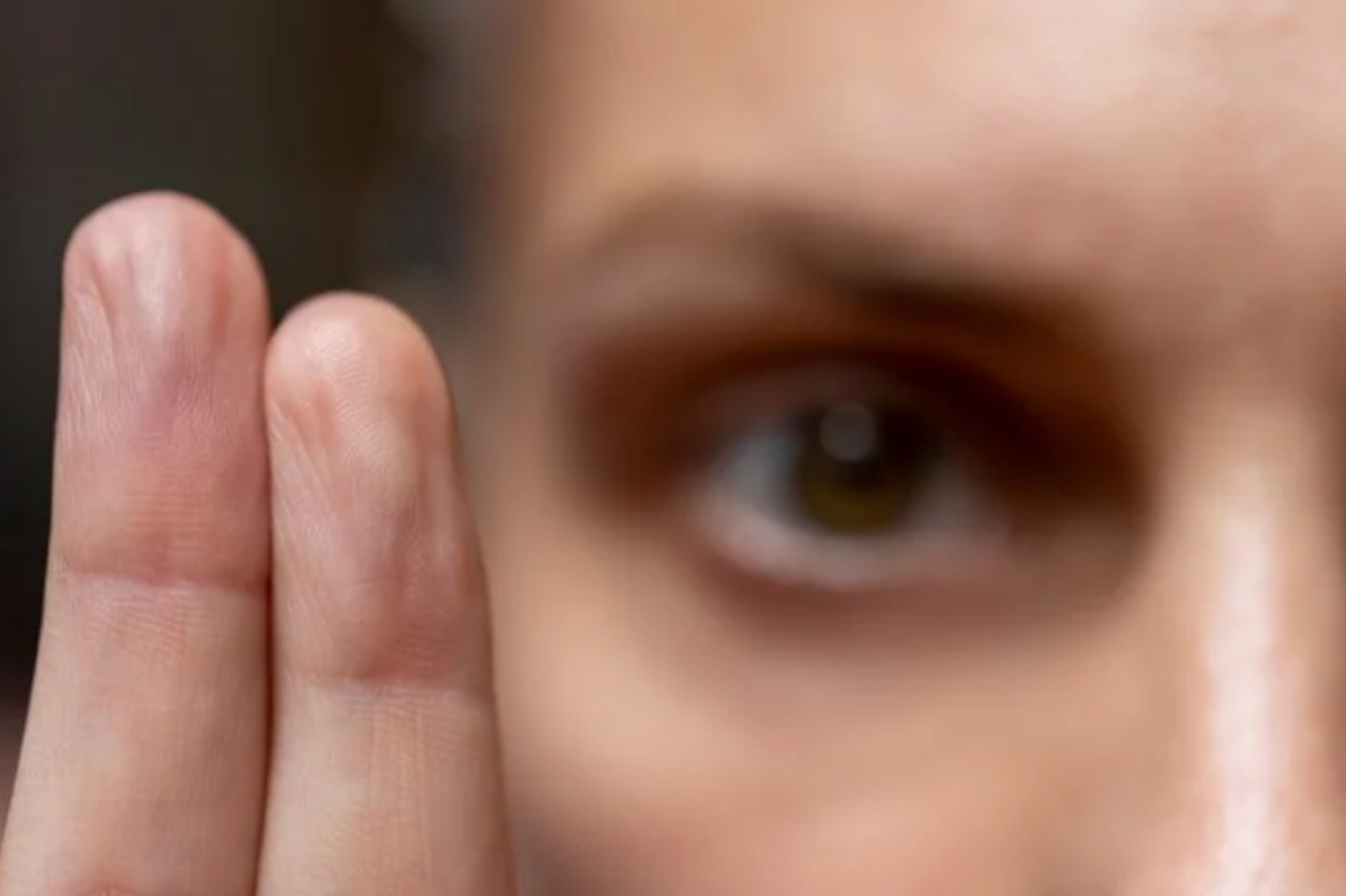 a therapist performing EMDR therapy