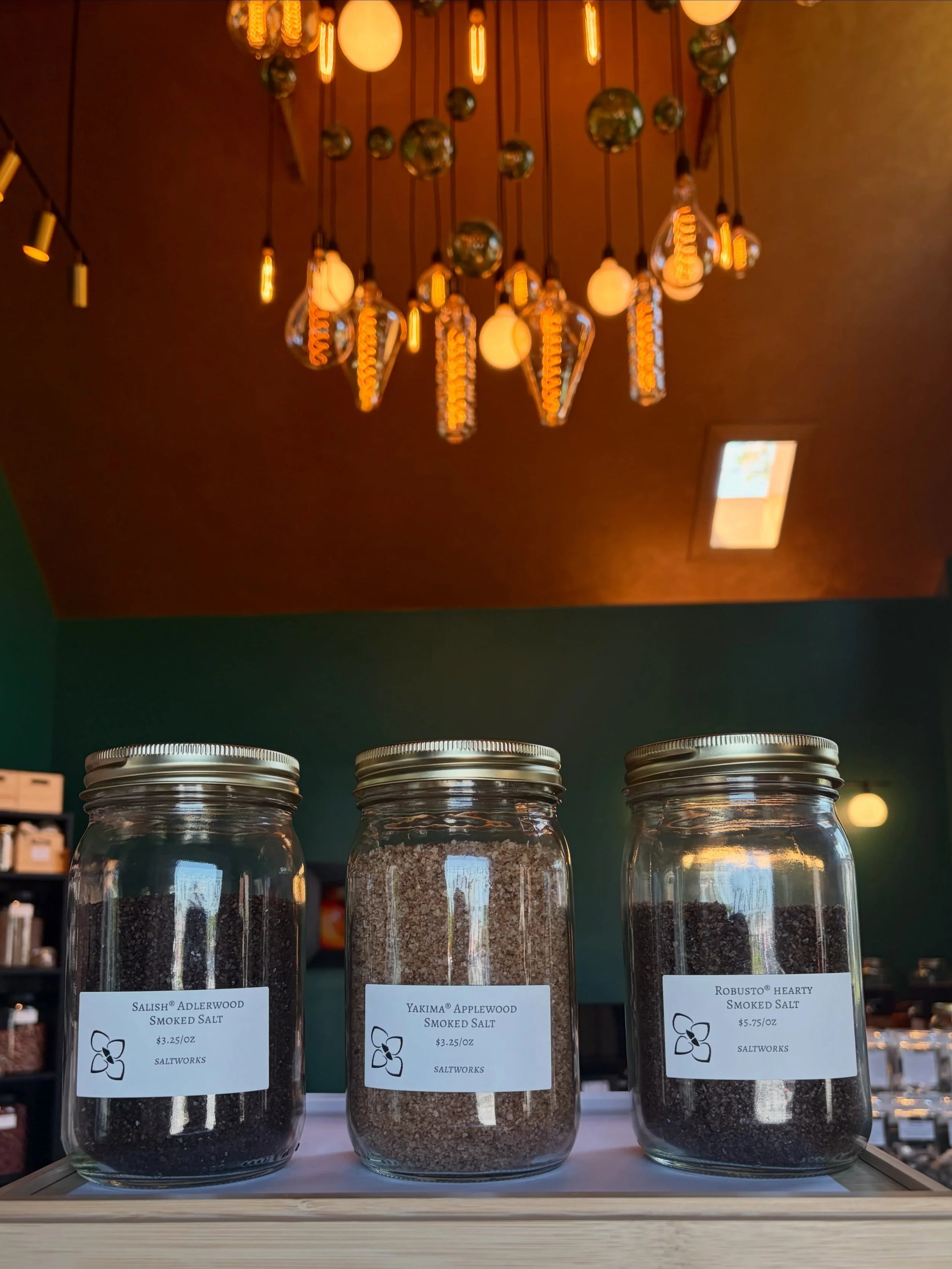 TOMATO SEASON 🍅 = FANCY SALT SEASON🧂
Up the tomato toppings (or anything) with our smoked salt trio! These sea salts are cold smoked over applewood, alderwood or a hardwood/fruitwood mix making for 3 distinctly different smoke profiles and strength