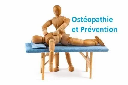 Mannequin en bois allongé sur une table de physiothérapie, avec le texte 'Ostéopathie et Prévention' à côté.