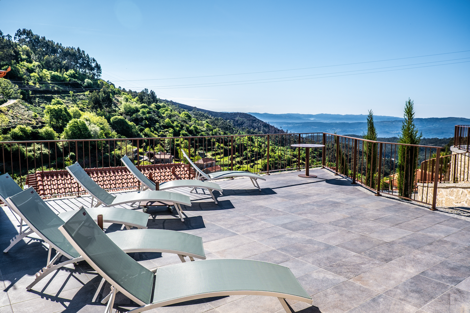 vista de montanhas espreguiçadeiras de piscina
