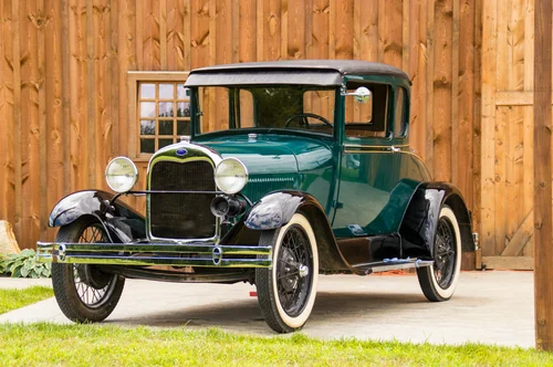 Antique brass-era automobile — classic car history videos on Tractorhead