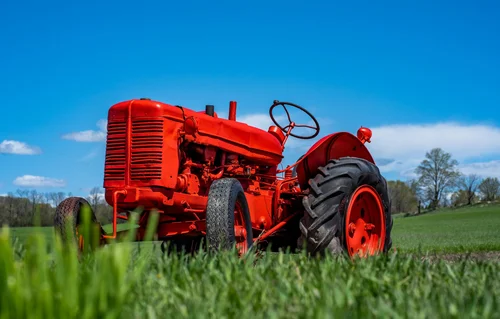 Antique farm tractor working in the field — vintage tractor videos on Tractorhead