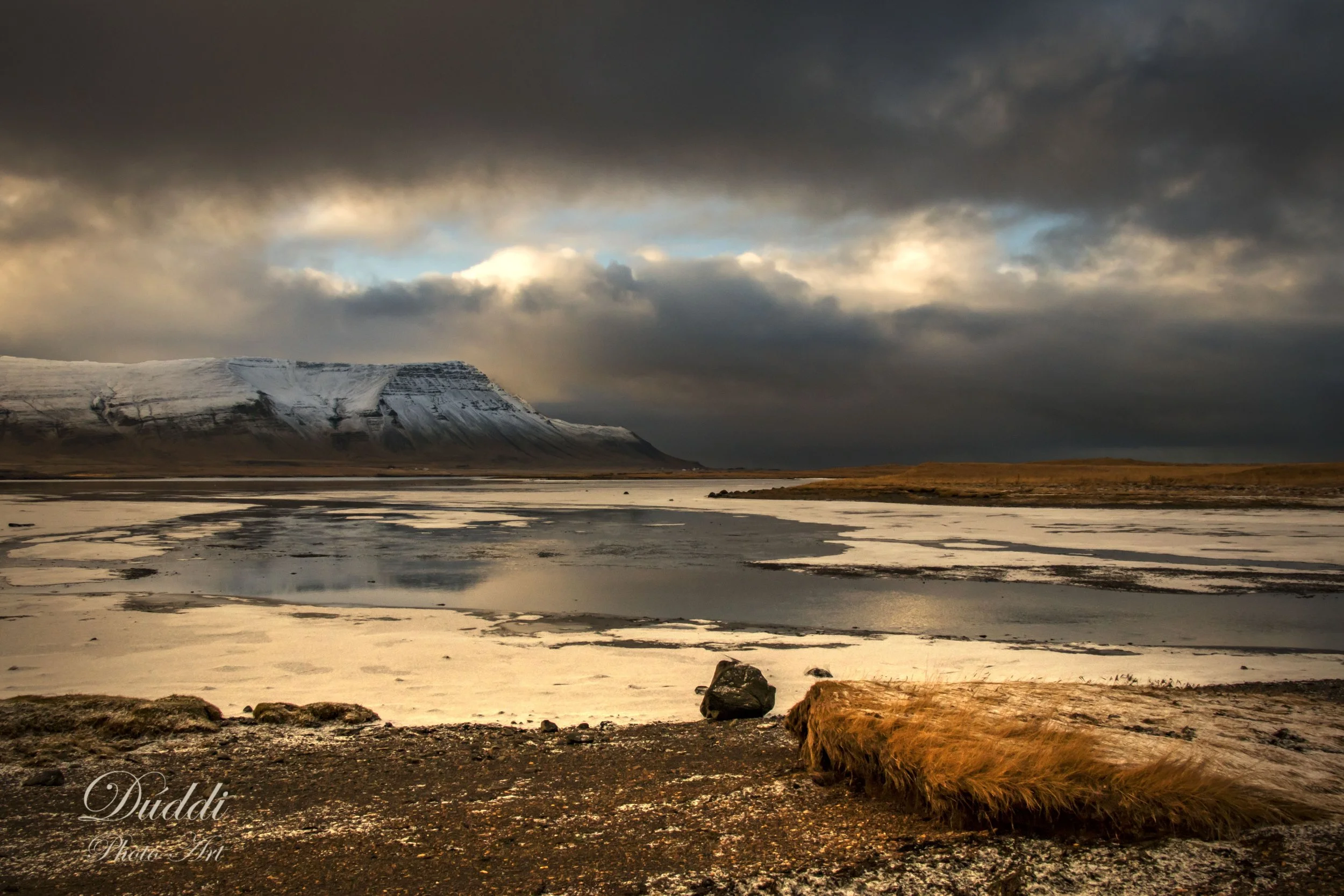 Icelandic nature with Akrafjall in background