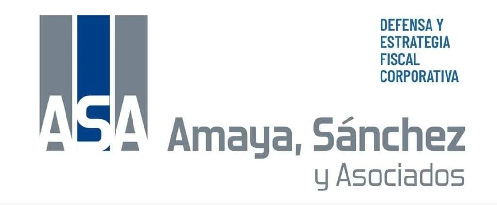 Logo que dice 'AS A' con letras grandes y un diseño en azul, gris y blanco, y texto adicional que indica servicios de defensa y estrategia fiscal corporativa, además de mencionar a Amaya, Sánchez y Asociados.