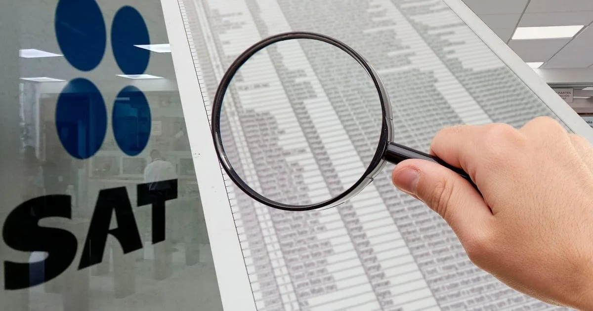 Persona revisando una lista de exámenes en una pantalla con una lupa, se observa el logotipo del SAT en la izquierda.