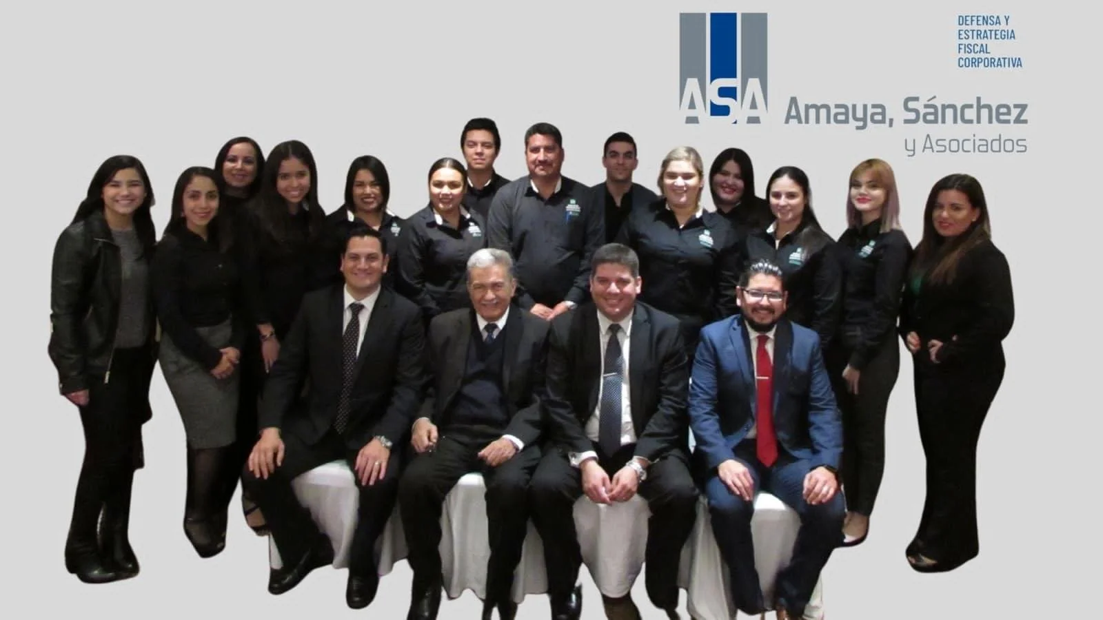 Grupo de personas en una conferencia de defensa y estrategia fiscal corporativa, con un fondo que muestra el logotipo de ASA y el nombre de Amaya, Sánchez y Asociados.