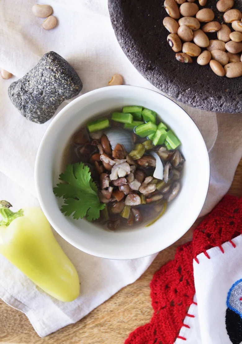 Frijoles quebrados con nopales