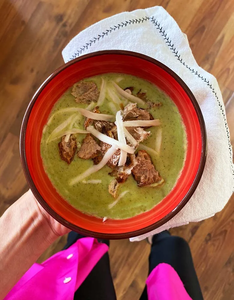 Crema de edamames con poro y brócoli.