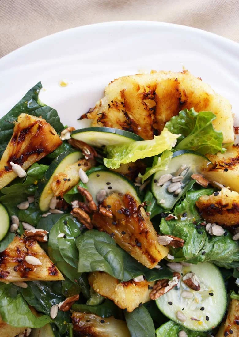Fresca ensalada con piña asada y nuez