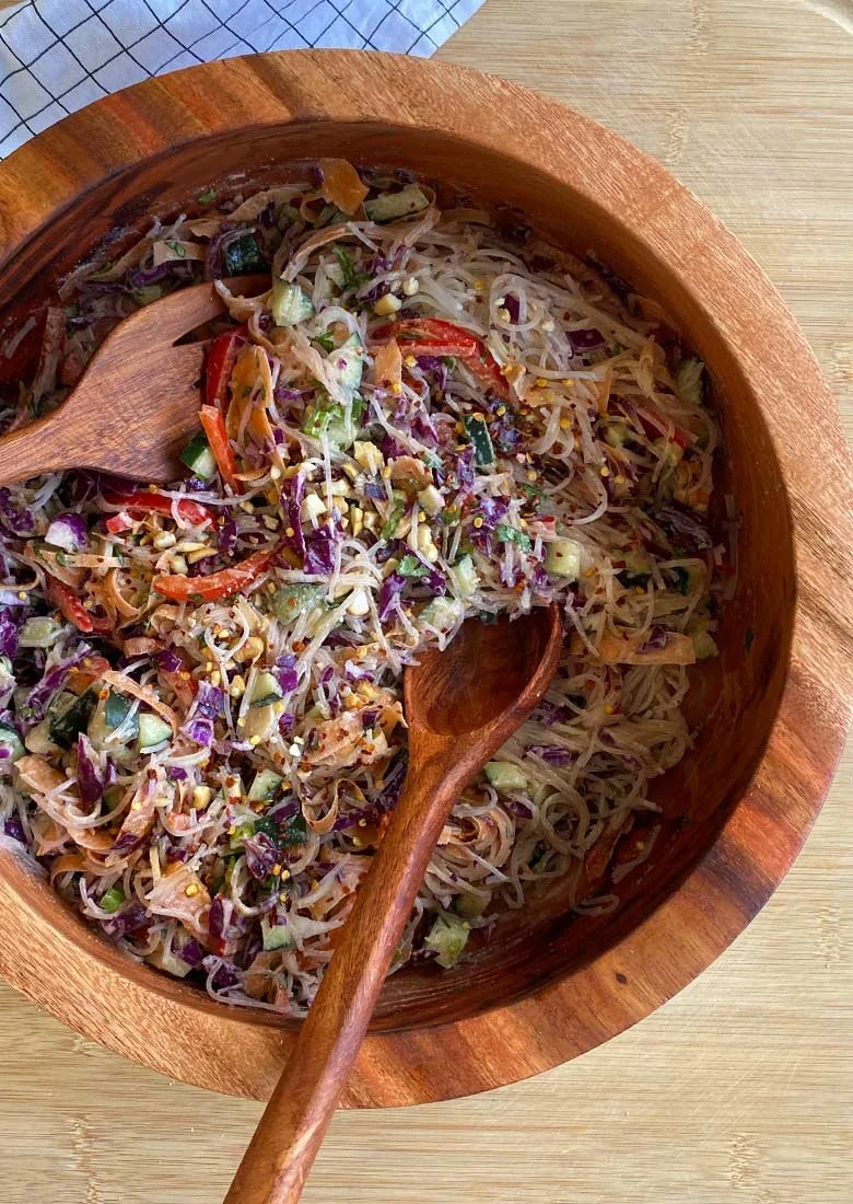 Ensalada oriental con fideos de arroz.