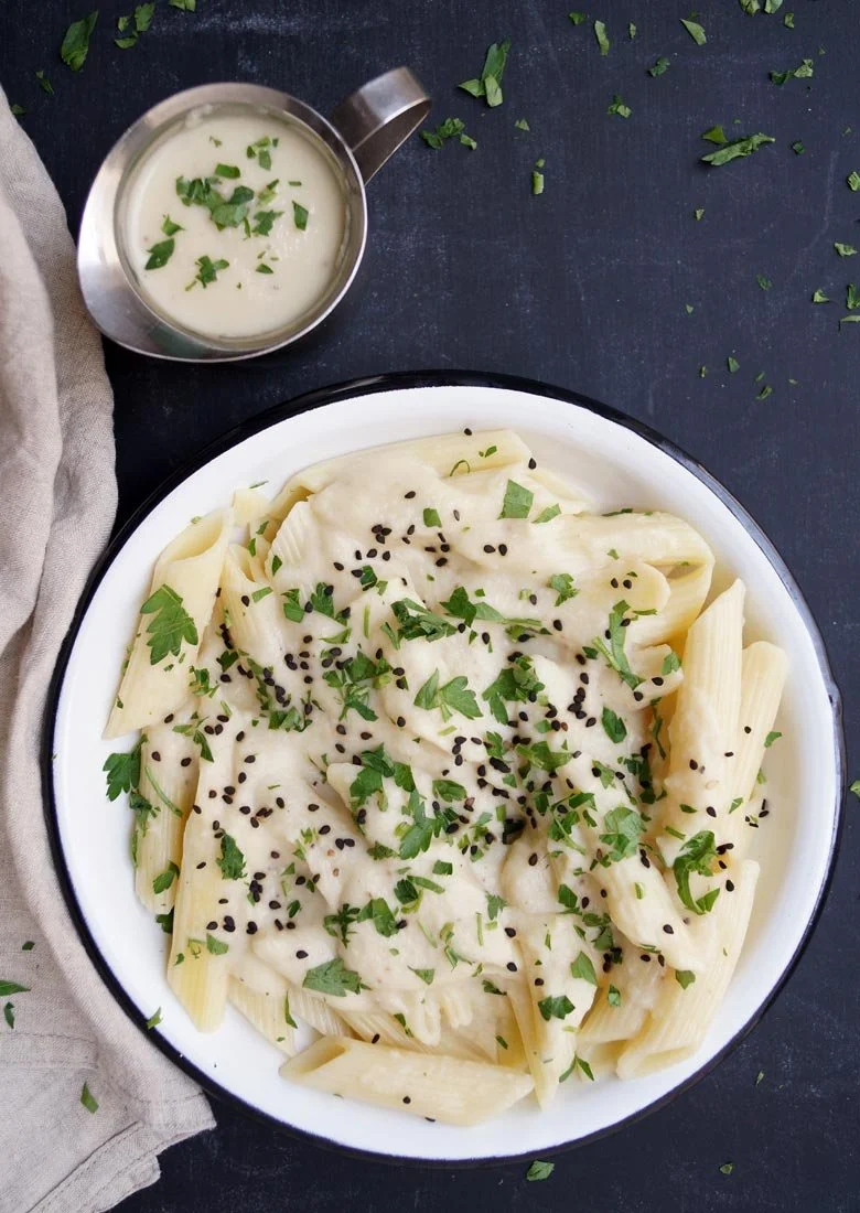 Cremosa salsa de coliflor y ajo rostizado (opción vegana)