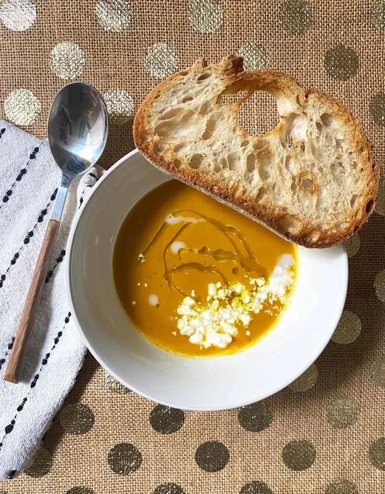 Simple y deliciosa crema de camote amarillo y con coco.