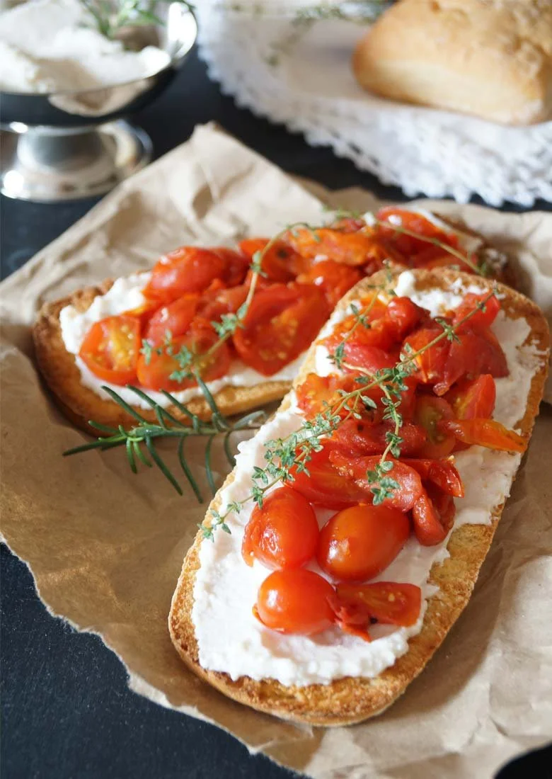 Crostini de jitomate cherry horneado y queso ricotta.