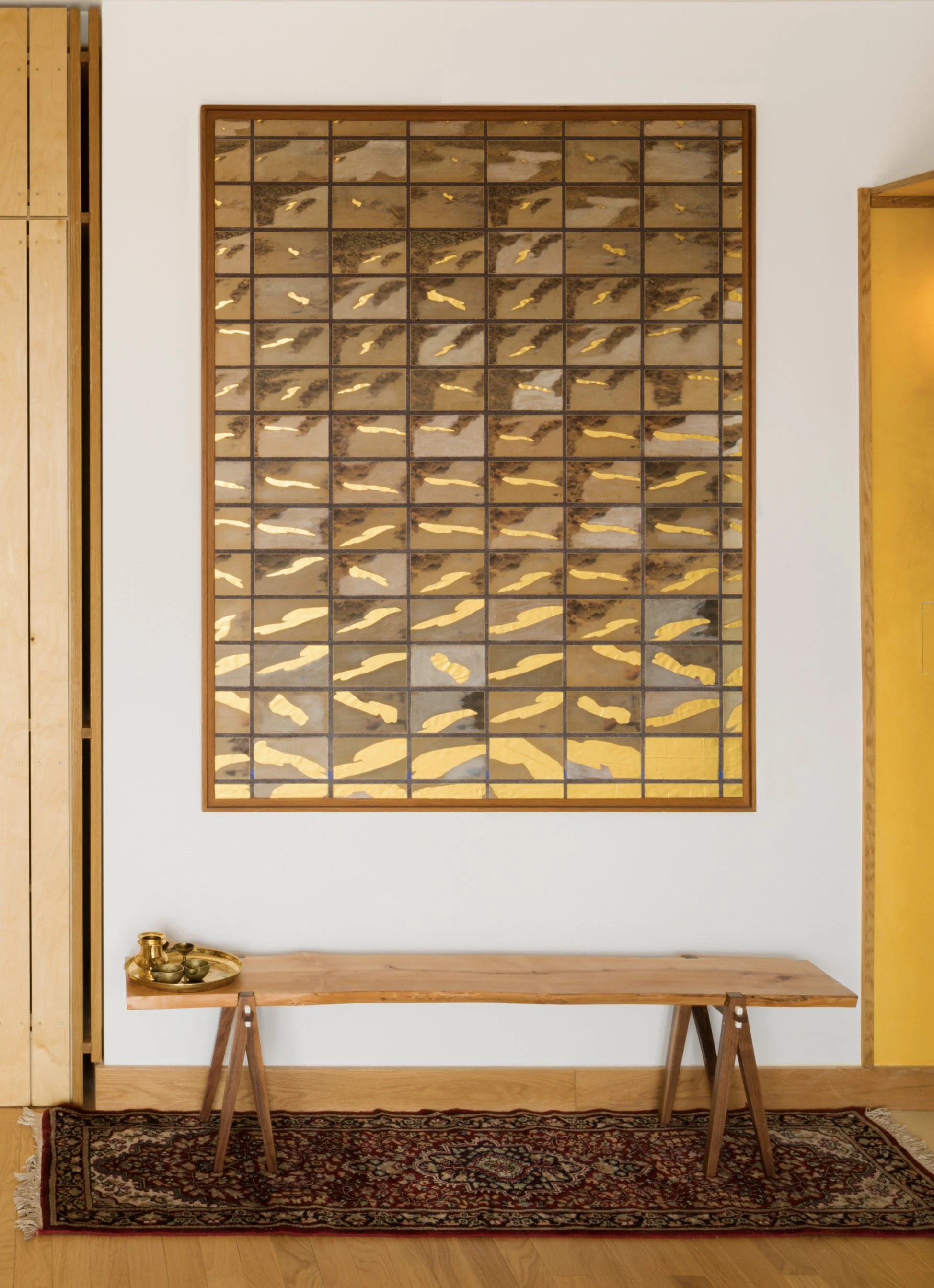 *In Site / Out Of Sight* 2023. Collage de photographies sur couverture de déménagement, couverture de survie, peinture / 165 × 122 × 4 cm (cadre inclus).