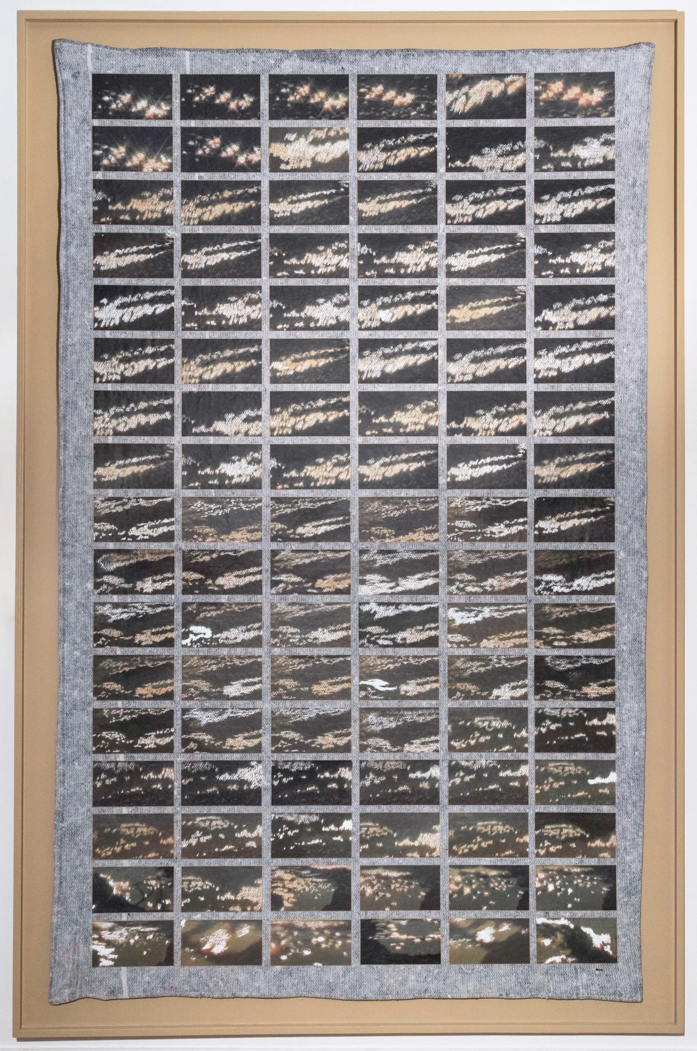 *Étoilement* 2021.  Collage de photographies, couverture de transport, couverture thermique, peinture / 189,5 x 122 × 4 cm (cadre inclus).