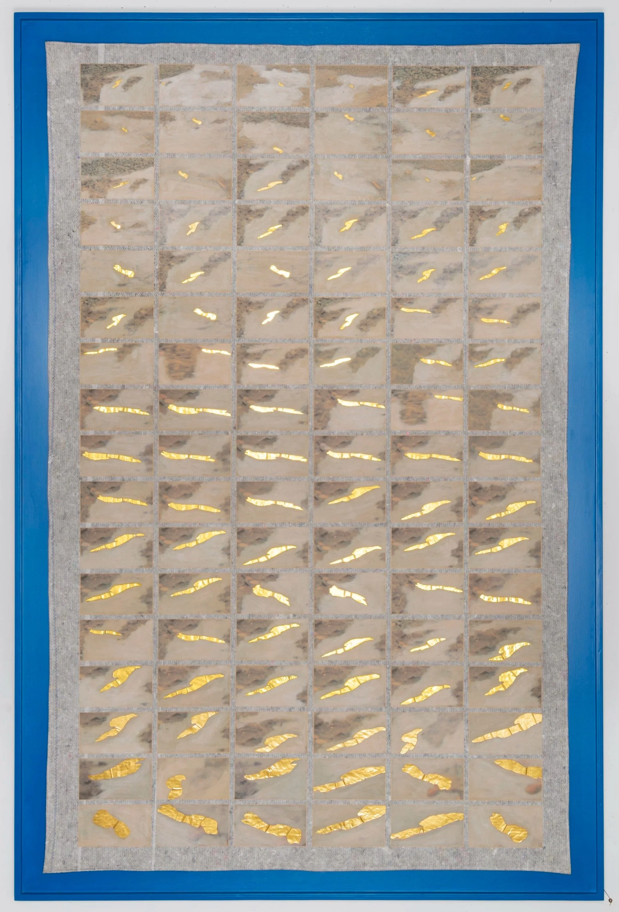 *Pankow-Or* 2021.  Collage de photographies, couverture de transport, couverture thermique, peinture / 189,5 x 122 × 4 cm (cadre inclus).