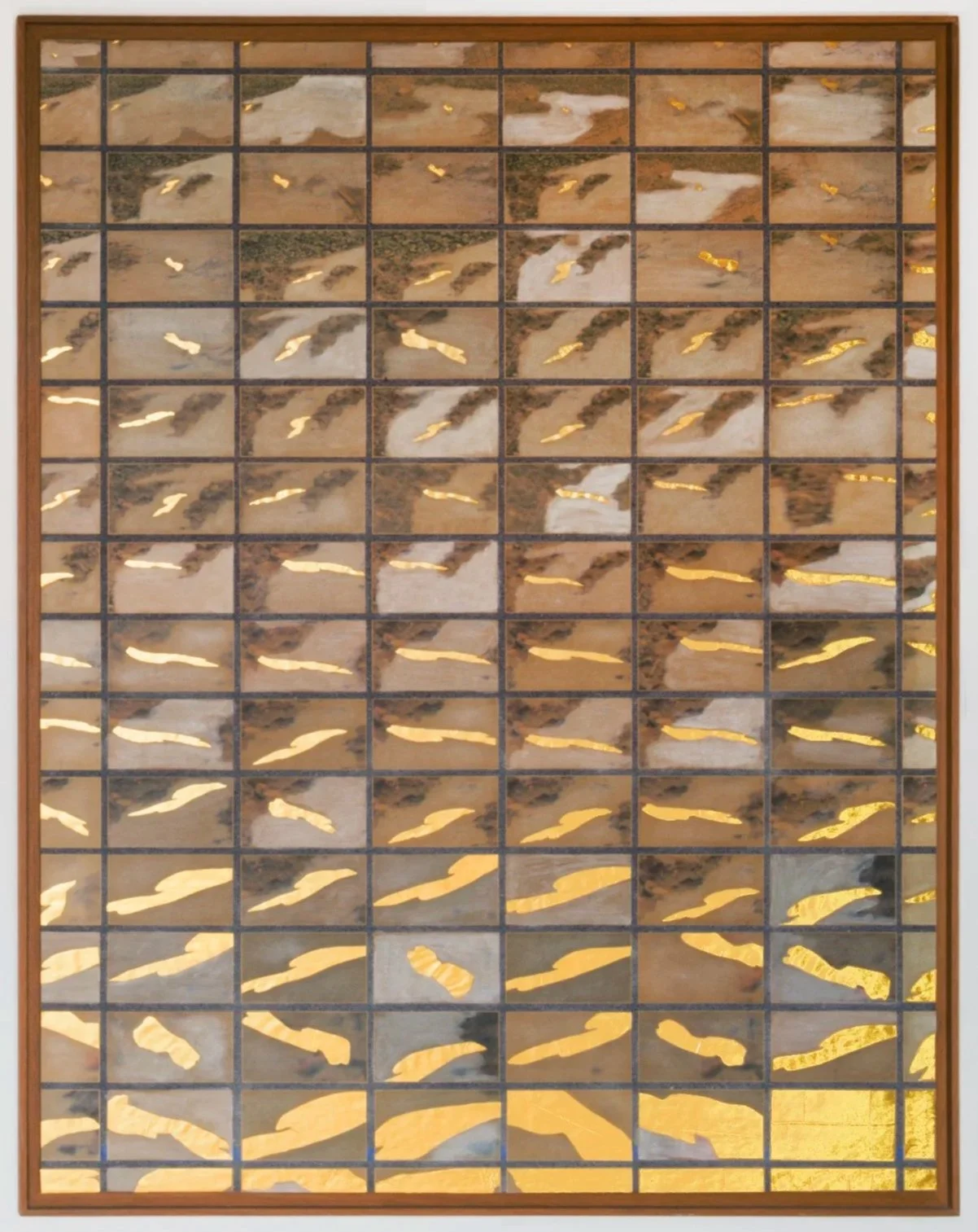 *In Site / Out Of Sight* 2023.  Collage de photographies sur couverture de déménagement, couverture de survie, peinture / 165 × 122 × 4 cm (cadre inclus).