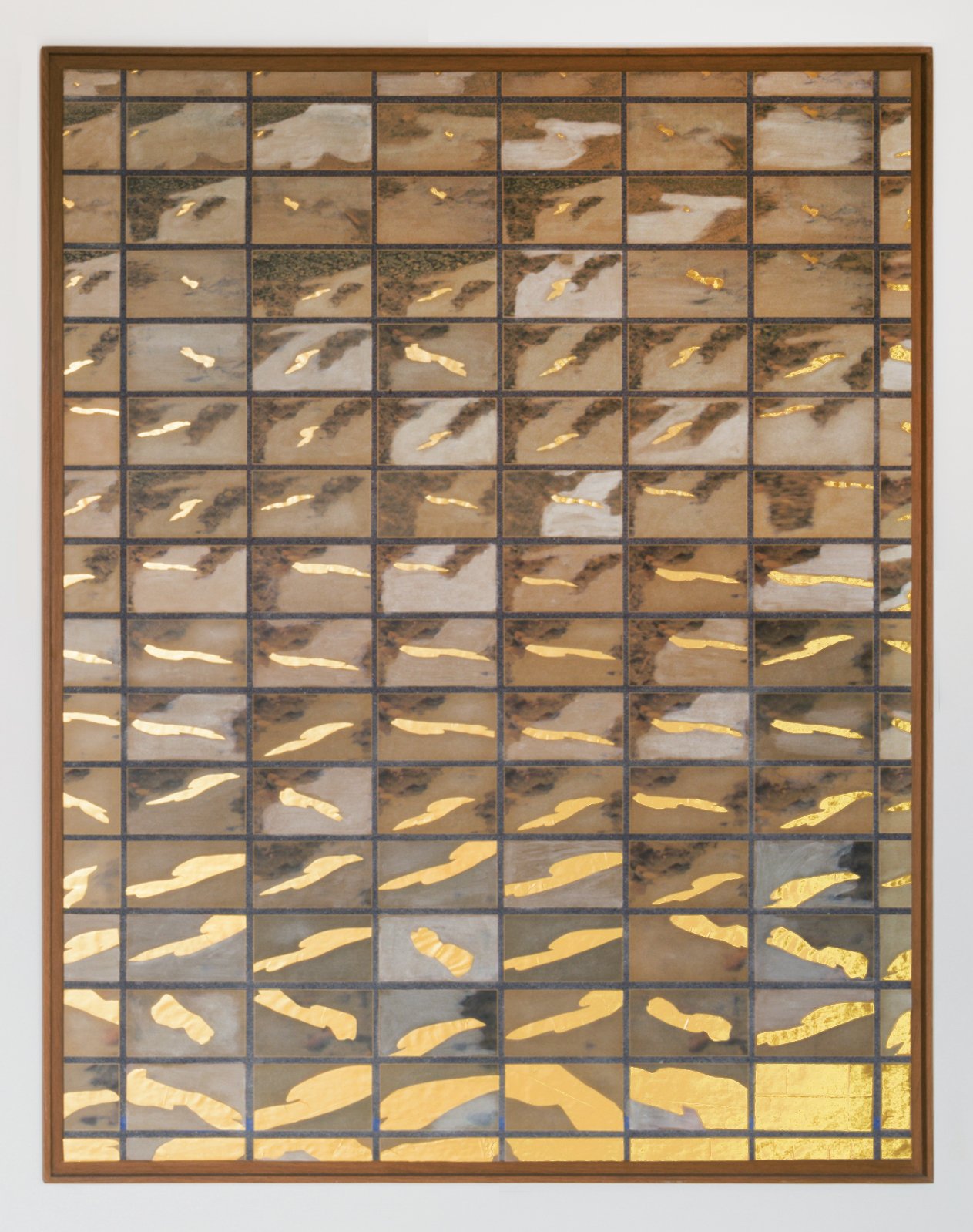 *In Site / Out Of Sight* 2023. Collage de photographies sur couverture de déménagement, couverture de survie, peinture / 165 × 122 × 4 cm (cadre inclus).