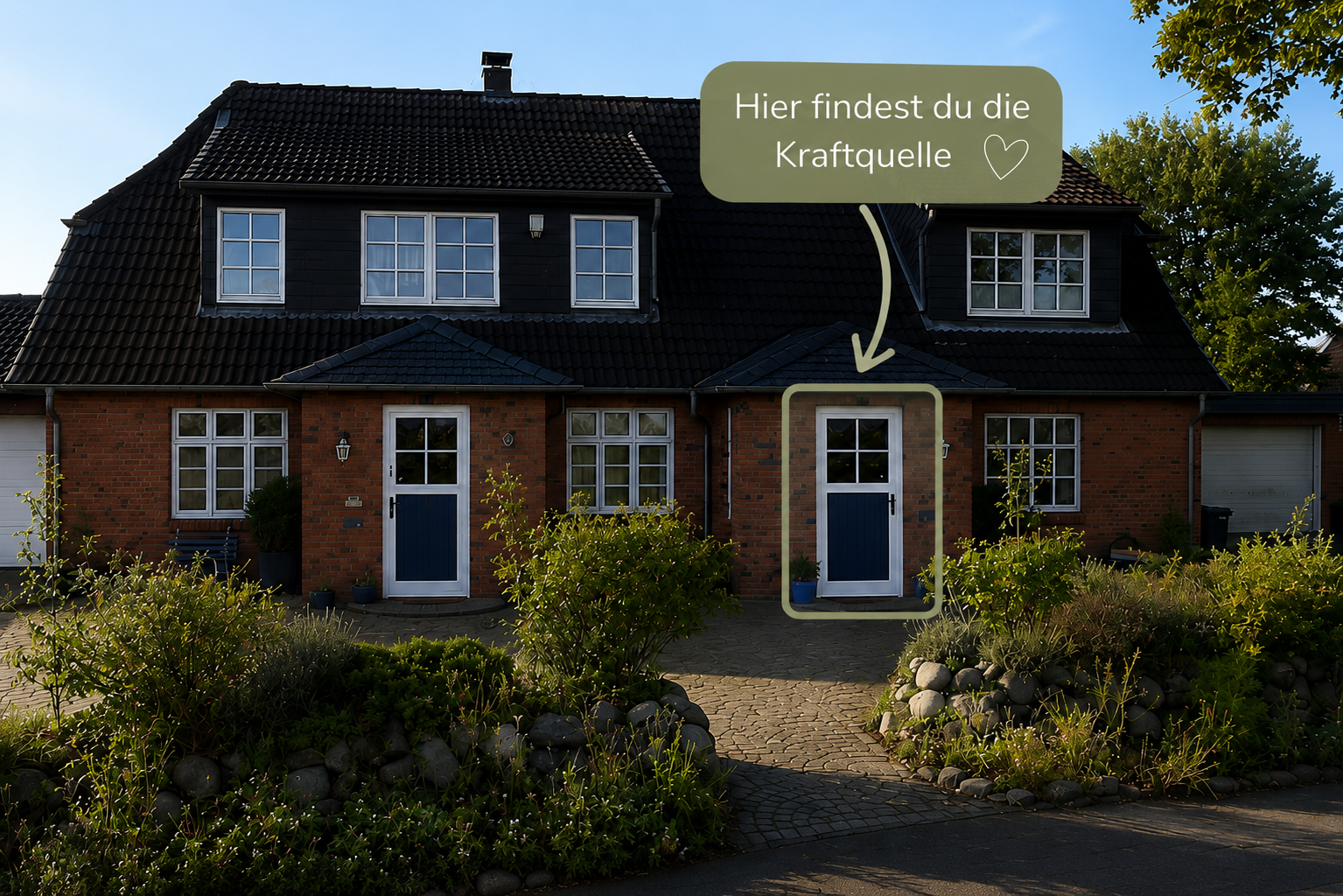 Eingang der Kraftquelle in Wanderup – hier befindet sich BLOOM Wellnessmassage & Meditation. Der rechte Eingang führt zu den Räumlichkeiten von BLOOM.