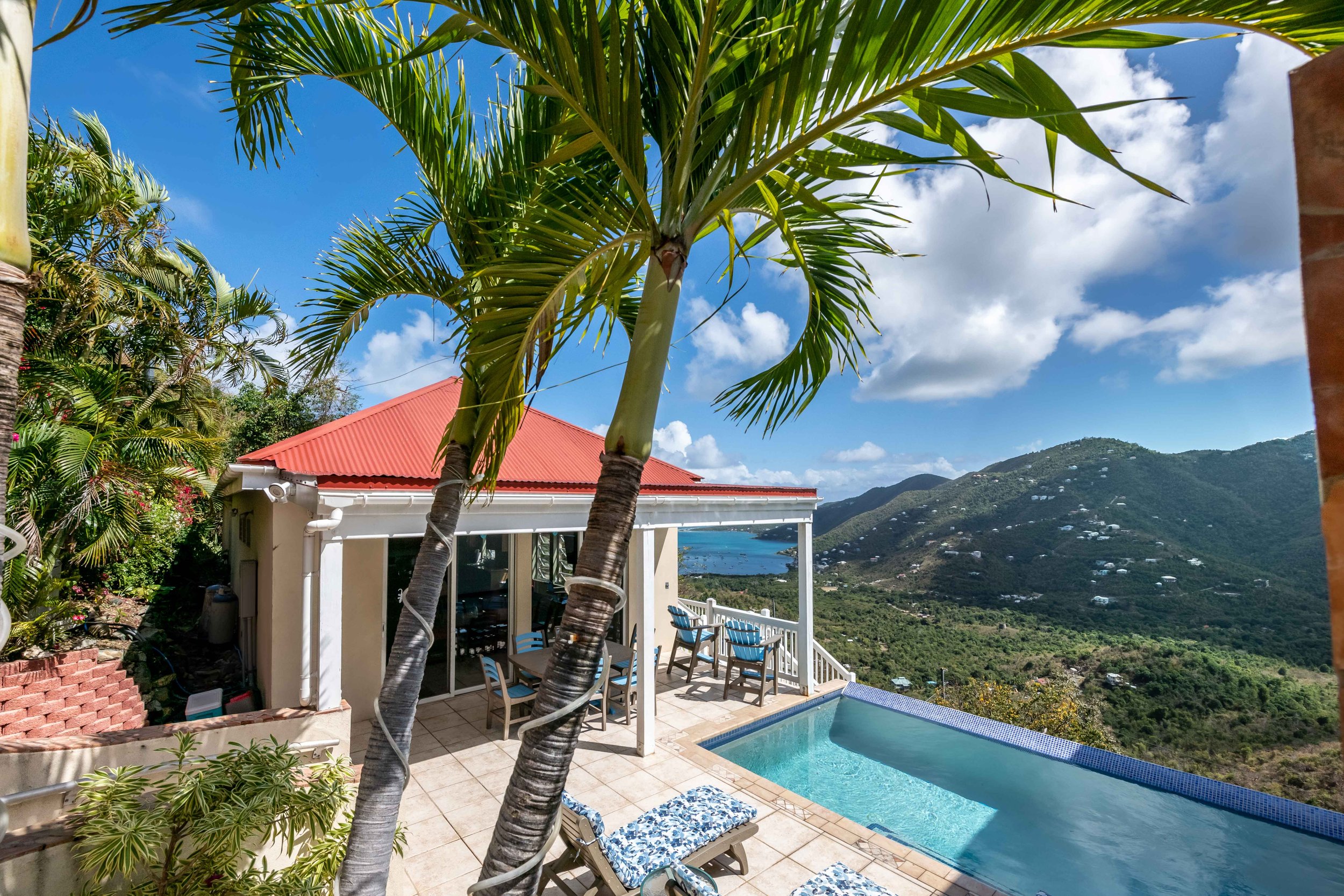 POOL/OUTSIDE DECKS