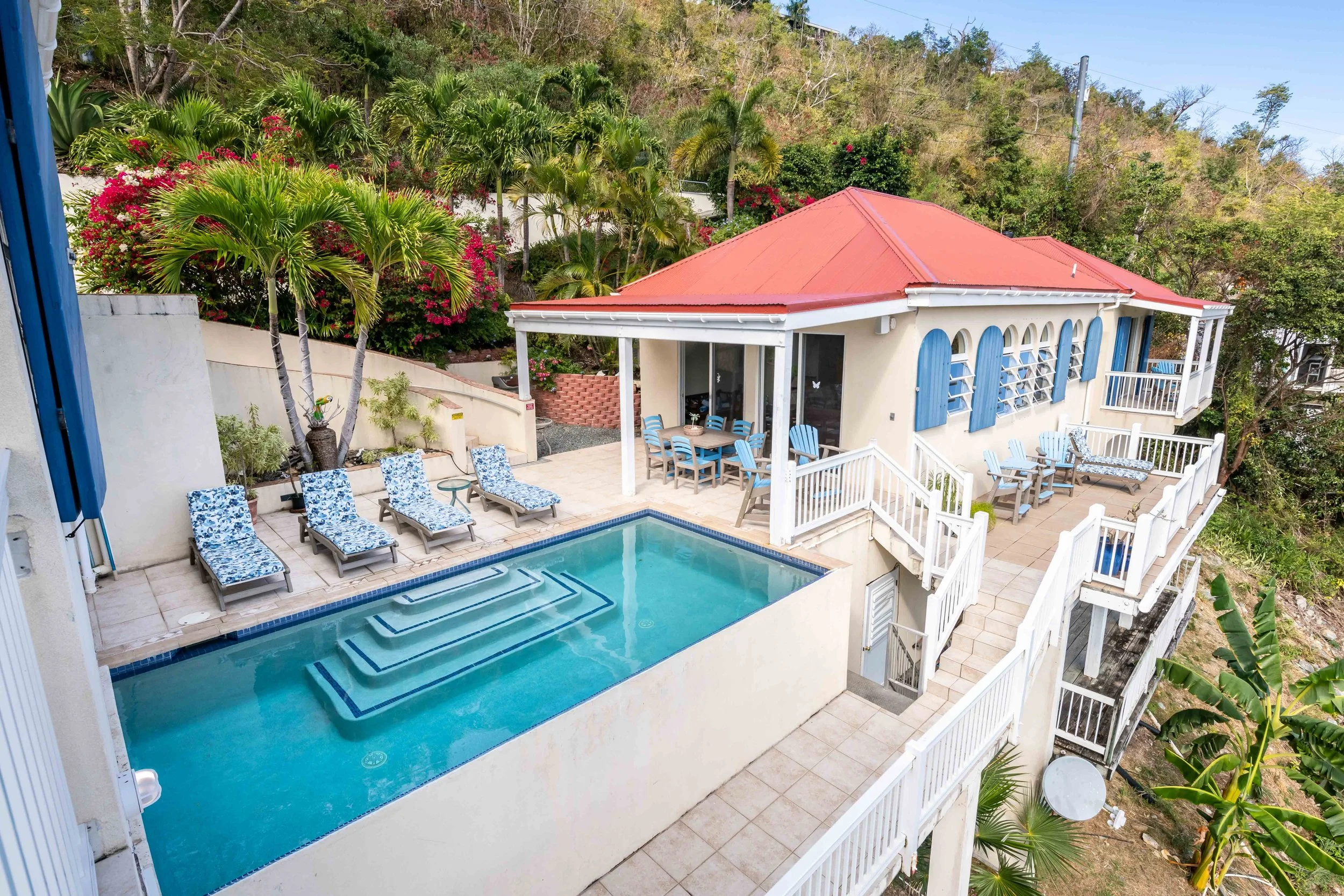 POOL/OUTSIDE DECKS