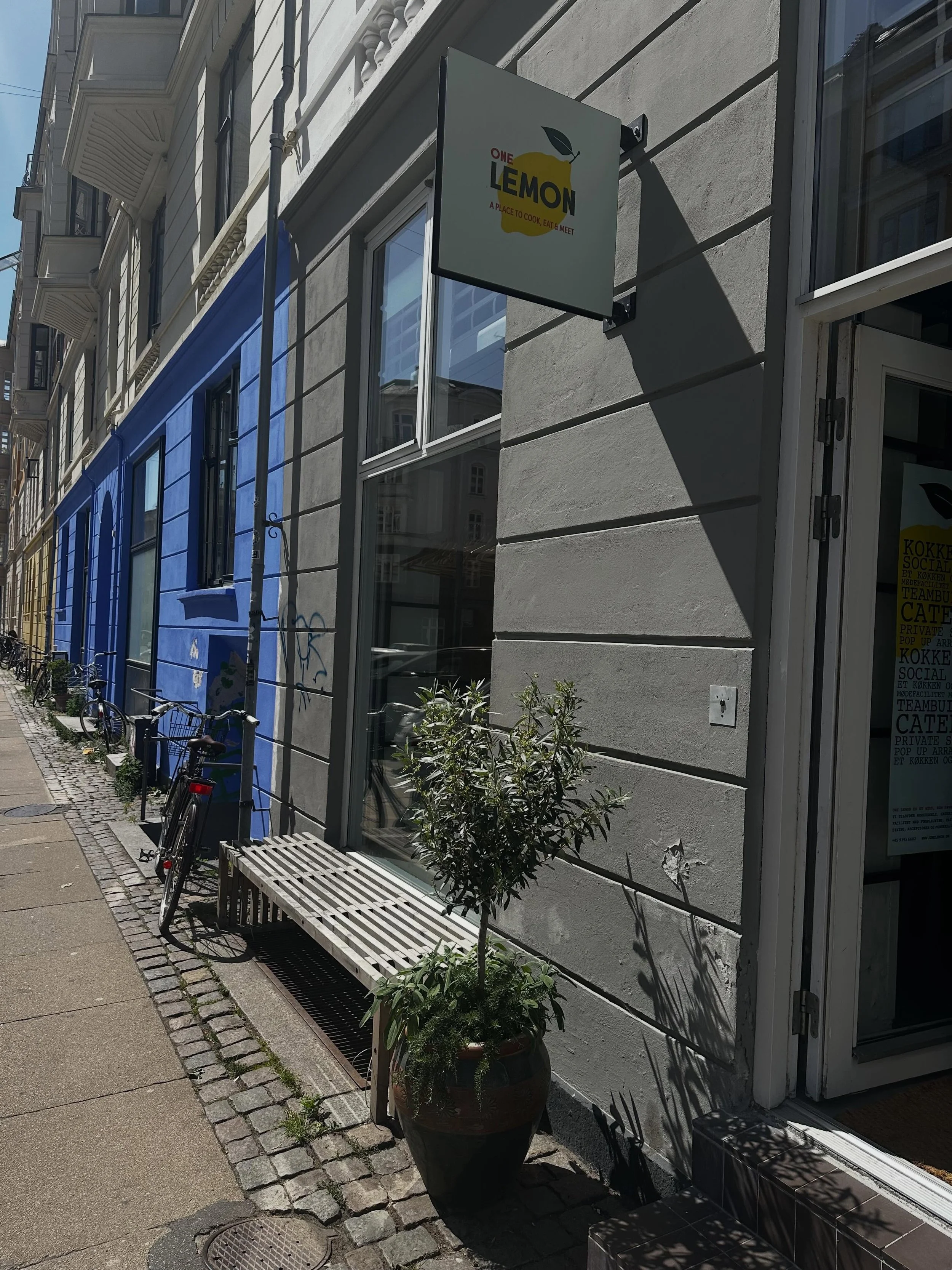 A few pics from a hot workshop at One Lemon Friday ☀️ 16 students from the summer course at  #disdk made sm&oslash;rrebr&oslash;d and dessert in the kitchen at #onelemondk. So what did we do?
Mushroom pate ( a vegan take on leverpostej) with pickled 