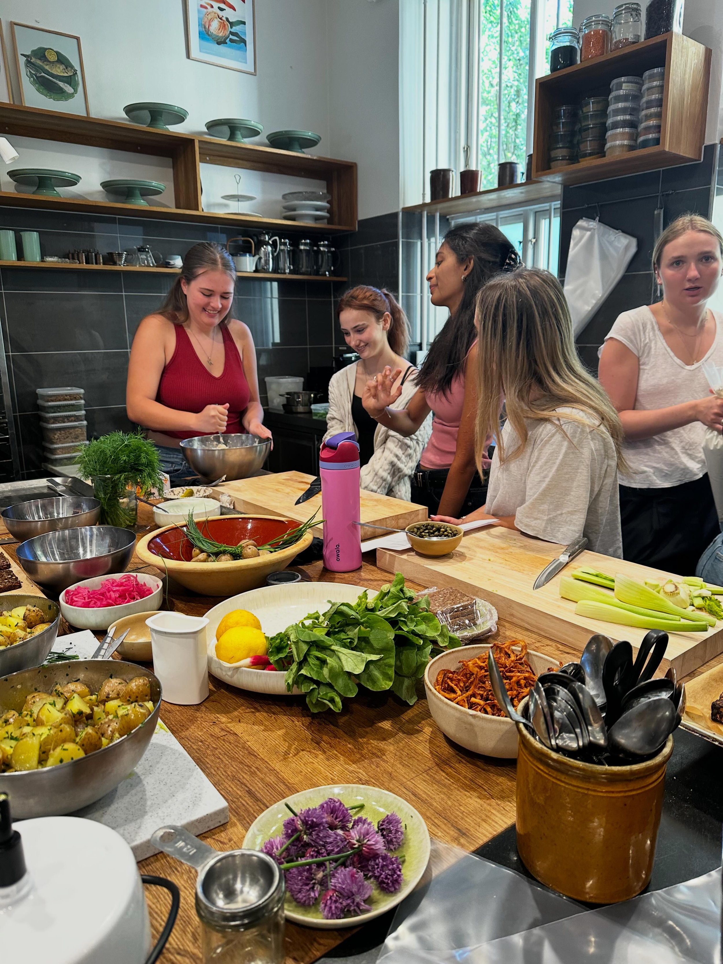 Photos from today&rsquo;s workshop at One Lemon 🍋 we did sm&oslash;rrebr&oslash;d with: oyster mushroom pate with pickled pumpkin and pumpkin seeds, potatoes with a green, vegan mayonnaise, pickled and fried onions, whipped cottage cheese with yello