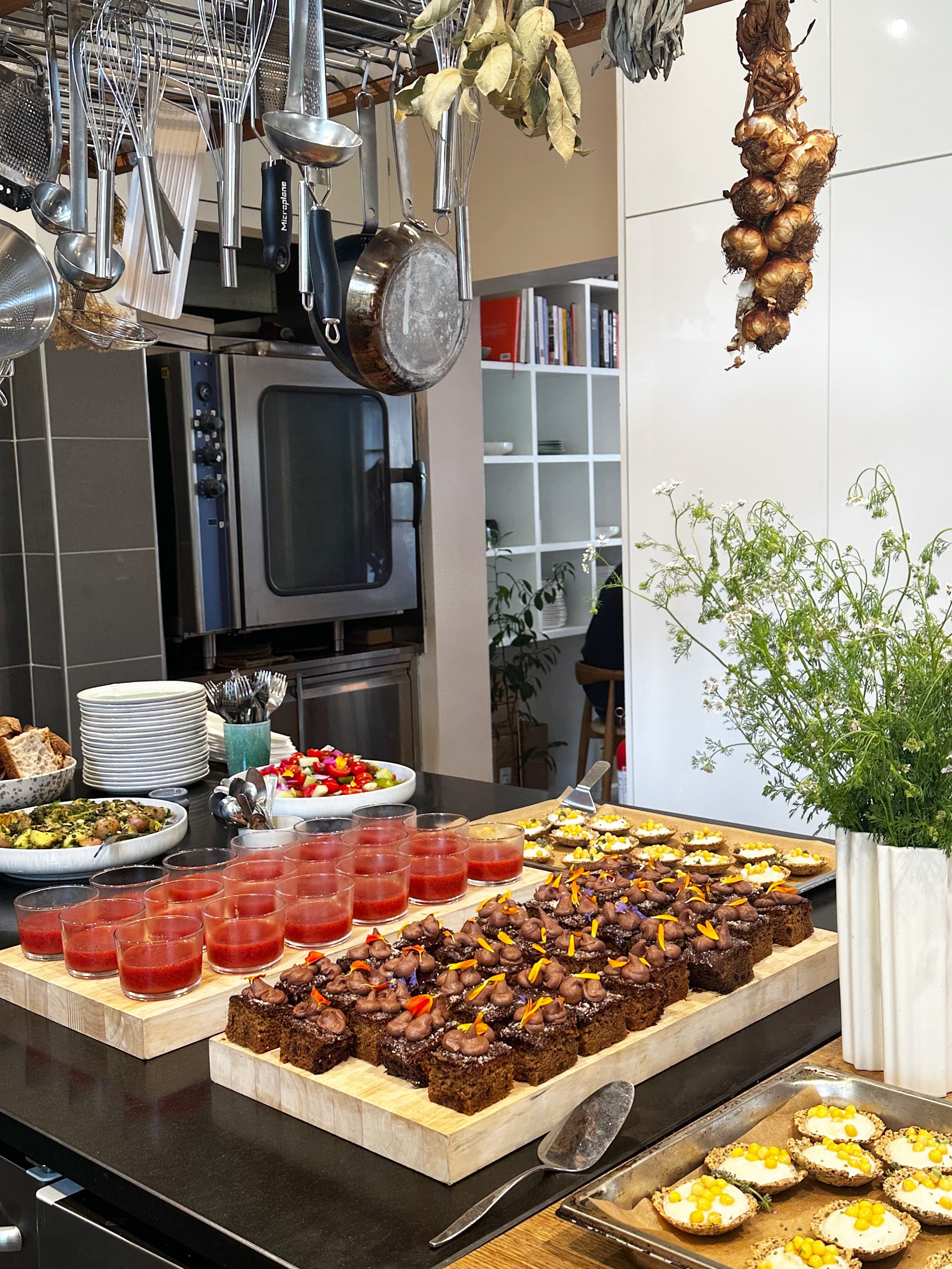 A few snapshots from Wednesdays reception at One Lemon, where 38 guests paid us a visit and enjoyed vegan snacks with a glass of wine from #melinvin and homemade hibiscus lemonade.  Are you planning a reception? Write us on: maj@onelemon.dk to hear, 