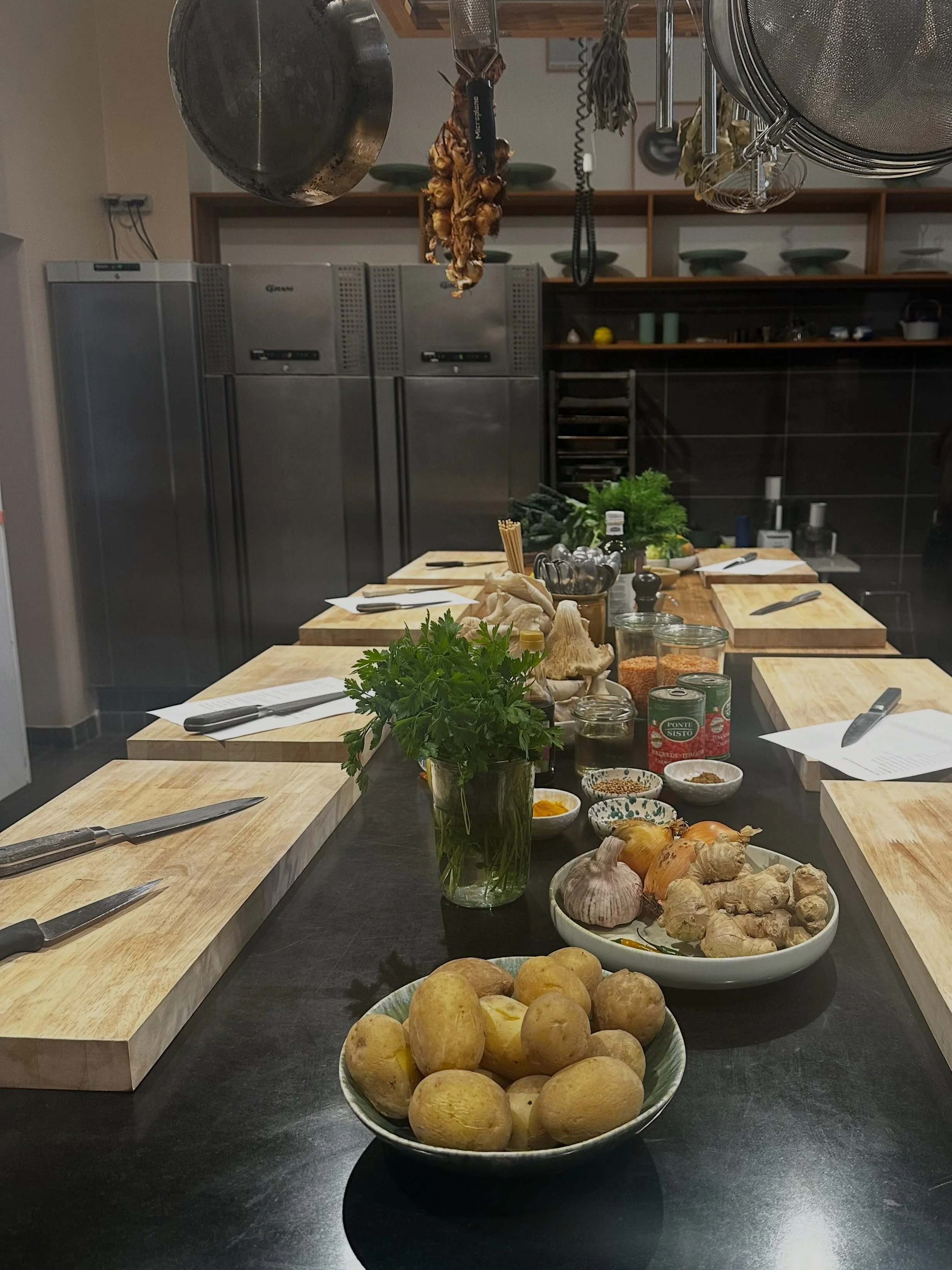 Thank you for visiting #disstockholm ☀️ and thank you for a great evening. We cooked with plant protein, warm spices and produce in season. #teambuilding #cookingincopenhagen #cookingwithstudents #