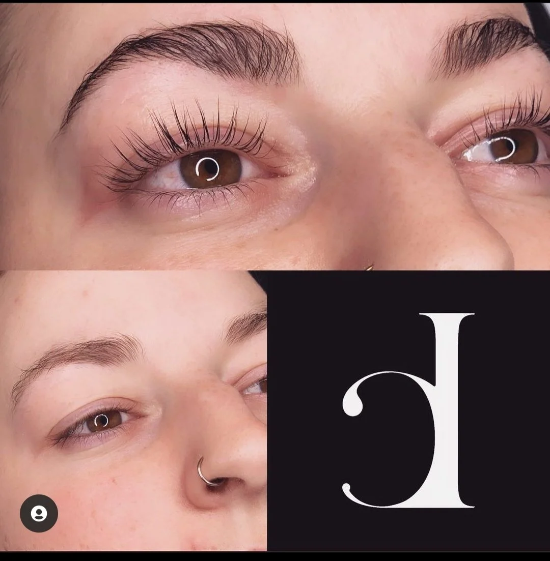 Vorher- und Nachher-Vergleich von Augen mit natürlichen und getuschten Wimpern, neben einem schwarzen Hintergrund mit einem großen weißen Buchstaben 'J'.