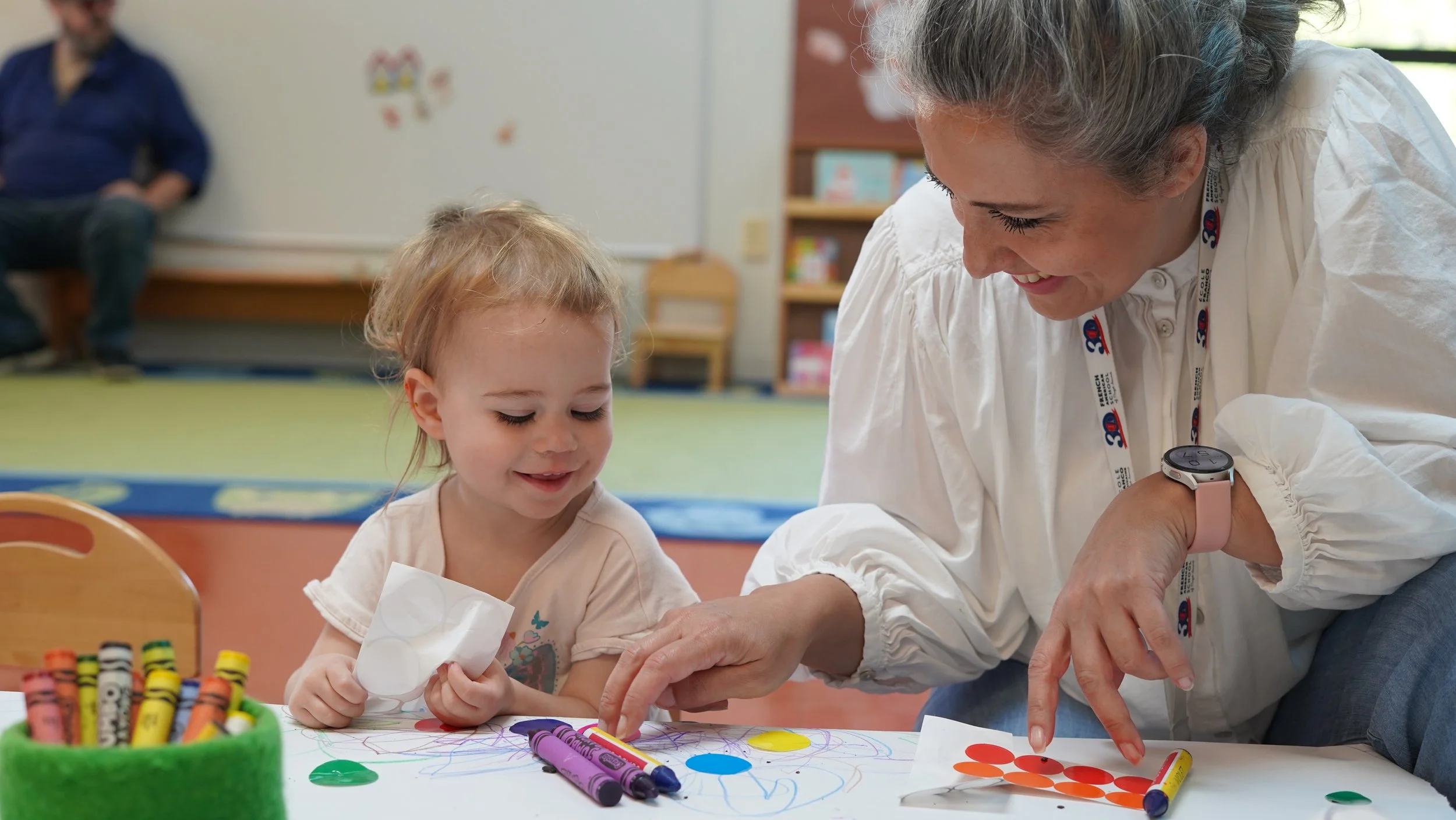Parent and child doing arts and crafts at Bébé and Me