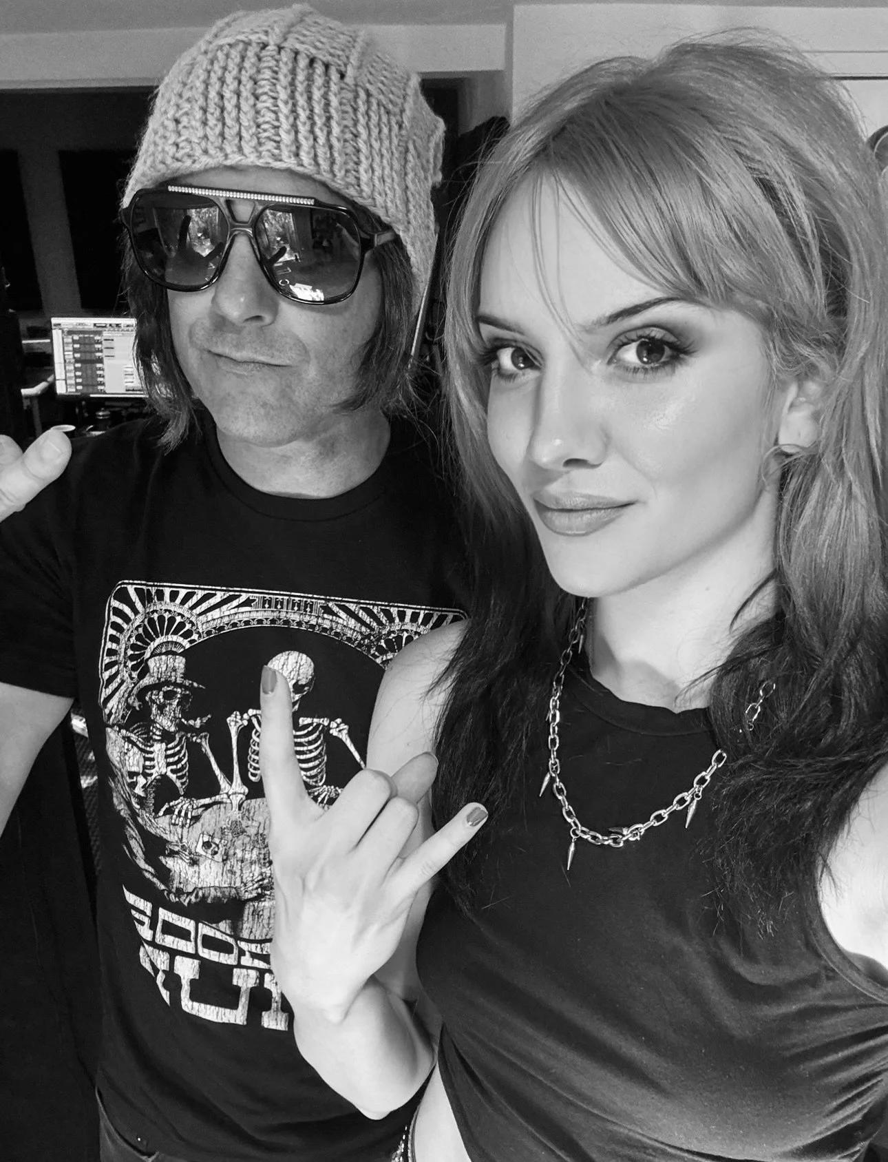 Happy 4th of July to all of my american friends and family 🇺🇸
cheers to the mastermind @exiesscott behind my new sound, and to the amazing writers who helped along the way! 🤘🏻 

#4thofjuly #music #writers #musician #singer