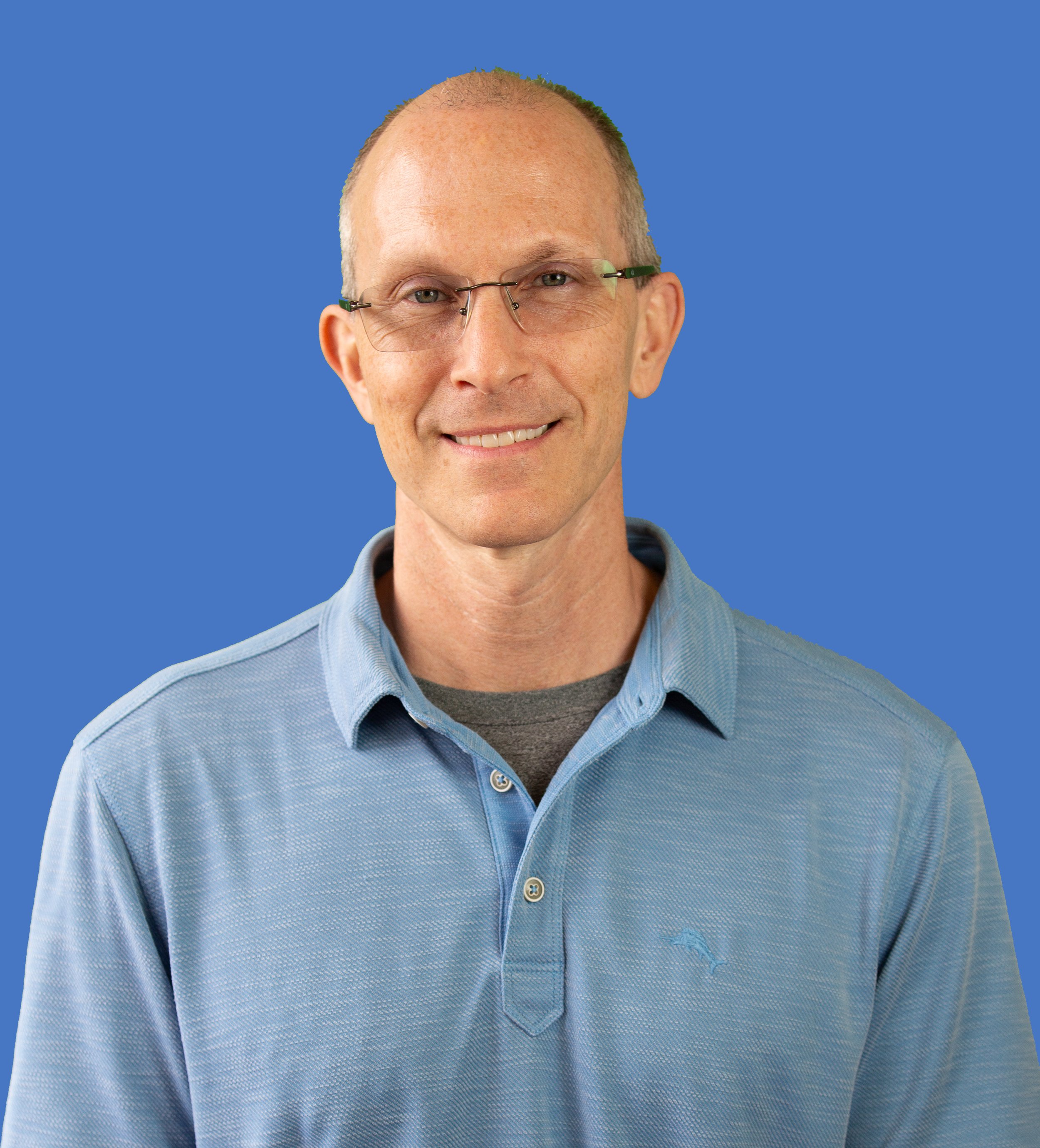 A photo of speech-language pathologist Steven Spraragen wearing a blue button-up shirt against a plain blue background.