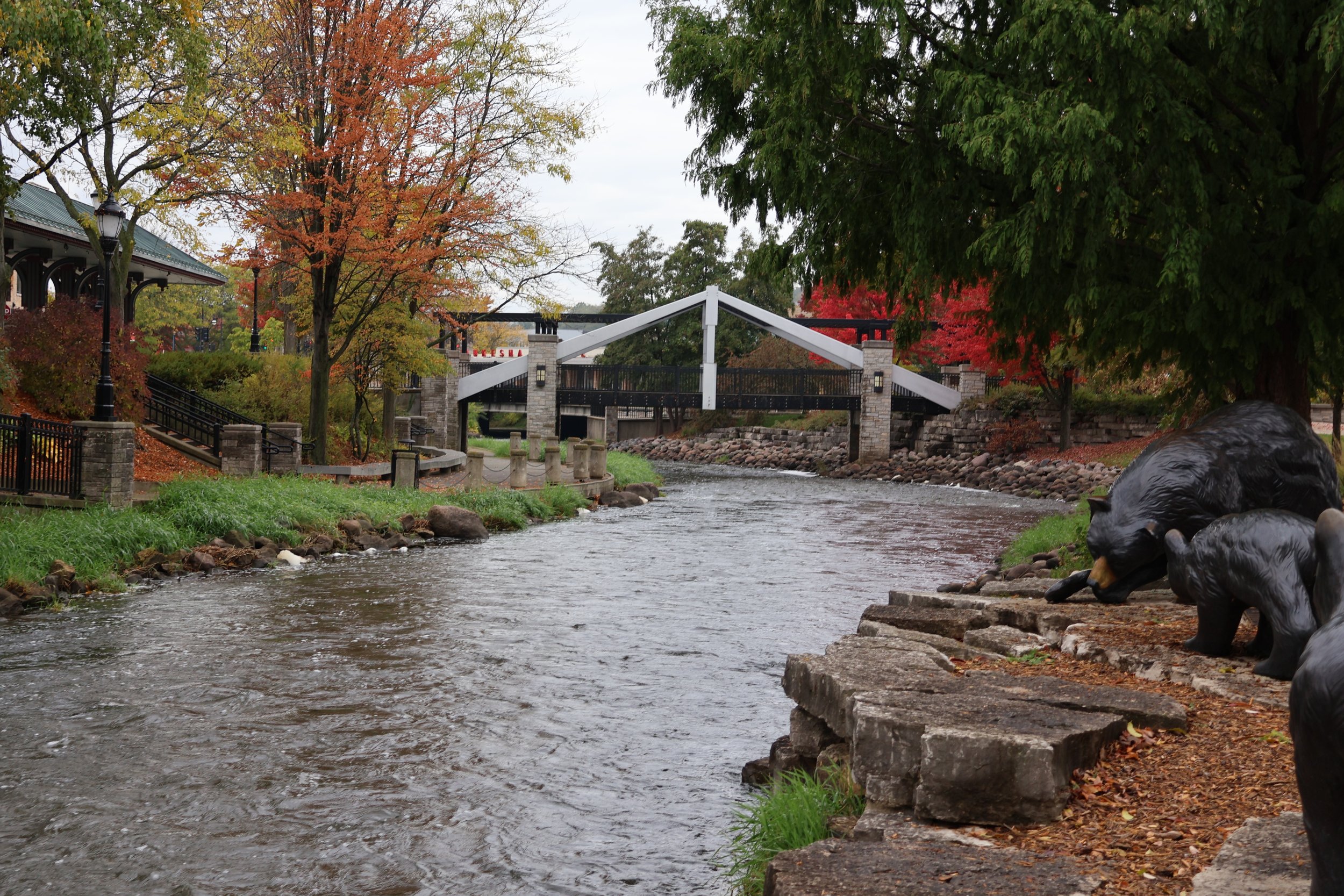 By DiscoA340 - Own work, CC BY-SA 4.0, https://commons.wikimedia.org/w/index.php?curid=140675046 . The fox river trail and fox river with a bridge in the background