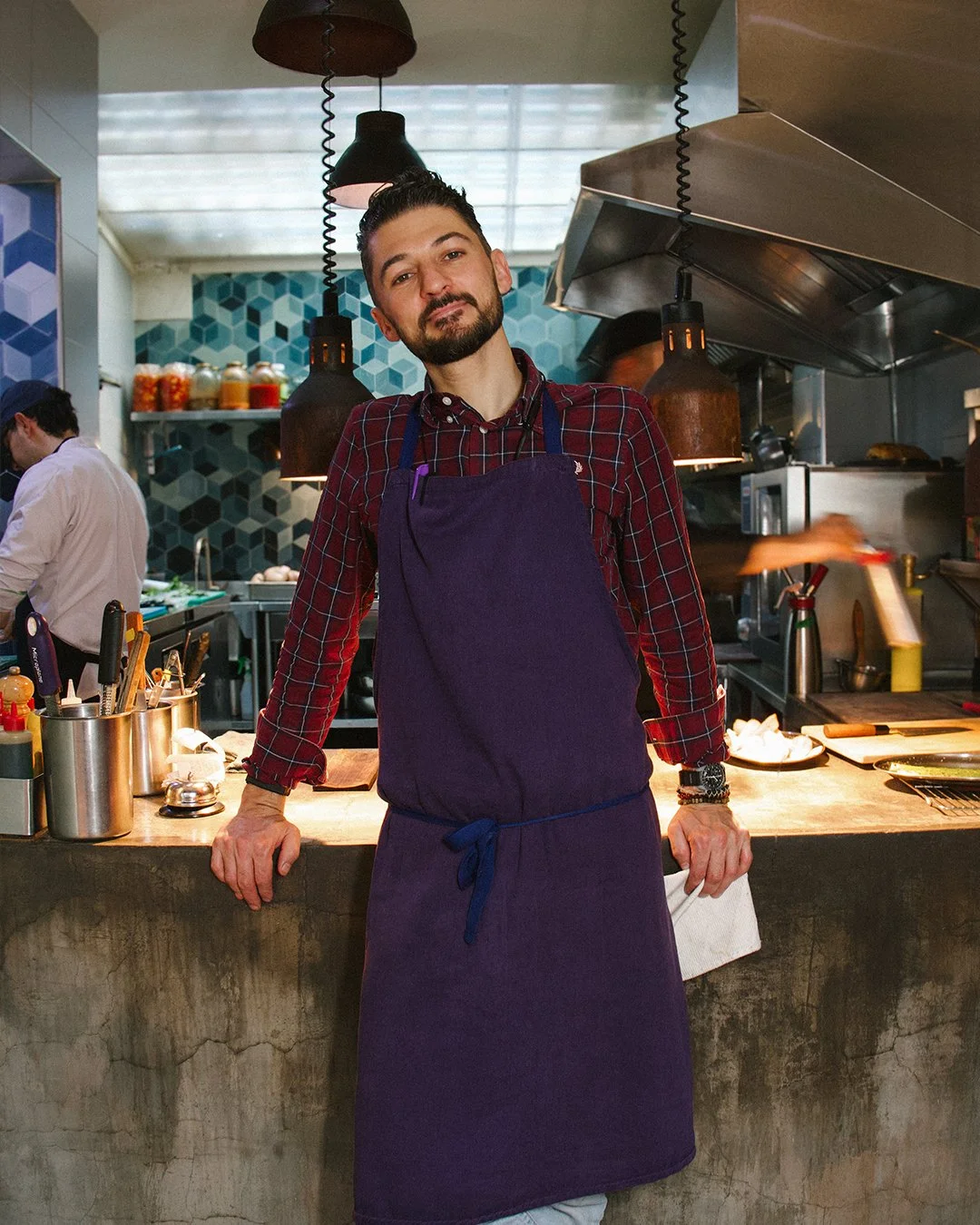 Chef Victor Lanz, bogotanos colombia. nuevo restaurante frenchie  bistro bar en parkway teusaquillo. vinos, cocteles, platos para compartir inspirados en gastronomía francesa, gastronomía colombiana