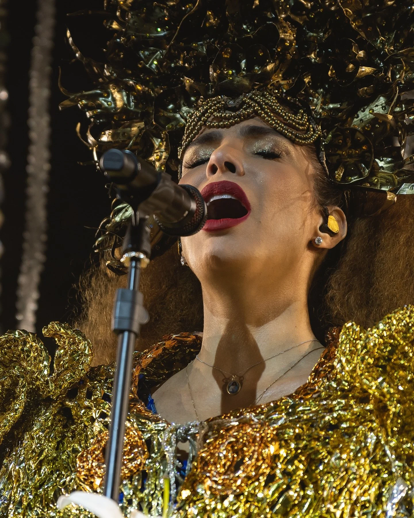 Sob uma luz po&eacute;tica e potente com cen&aacute;rio e figurino rico em detalhes que Vanessa da Mata estreou o show Todas Elas na casa Vibra S&atilde;o Paulo. Com dire&ccedil;&atilde;o de Jorge Farjalla, o espet&aacute;culo &eacute; lind&iacute;ss