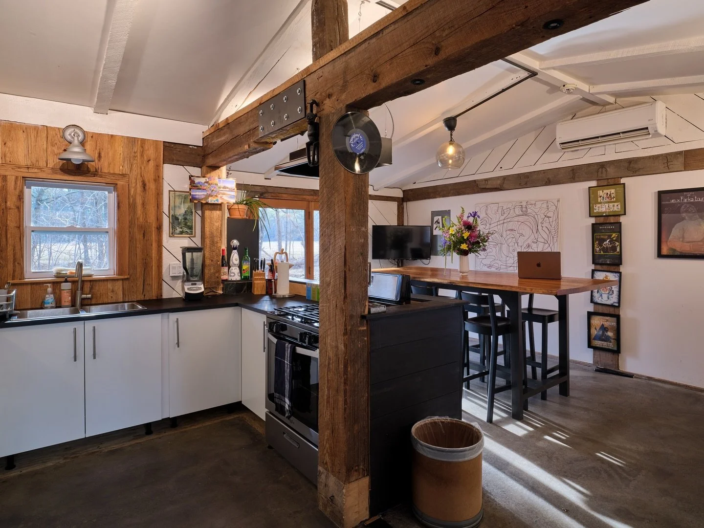 Applehead isn&rsquo;t your average studio. Here, exploration doesn&rsquo;t end when the tape stops.
Step outside and take a deep breath. Under the shadow of Overlook Mountain, our 17-acre farm flows into Woodstock&rsquo;s Zena Cornfield Conservancy, 