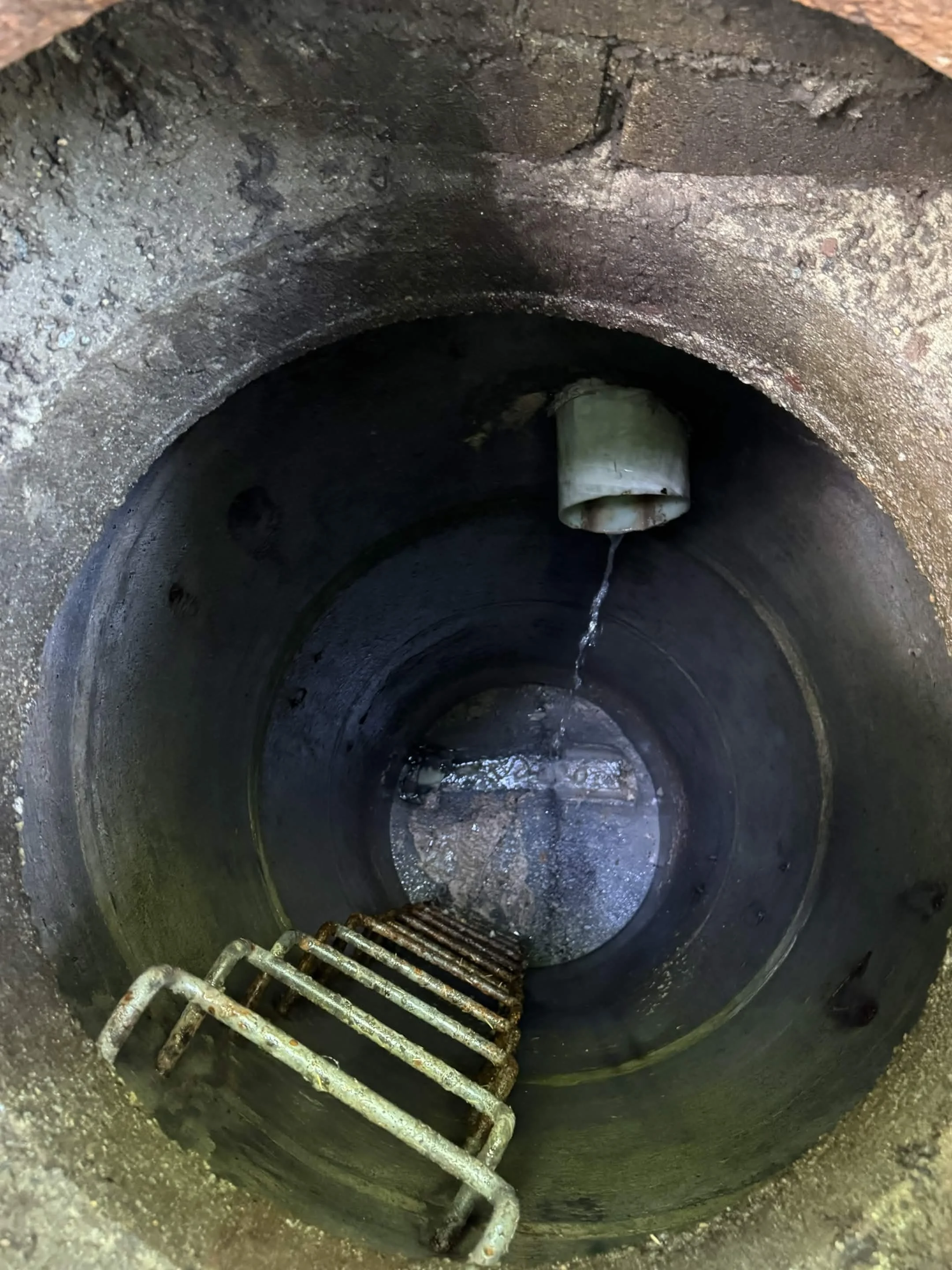 Internal drop causing damage to benching of manhole