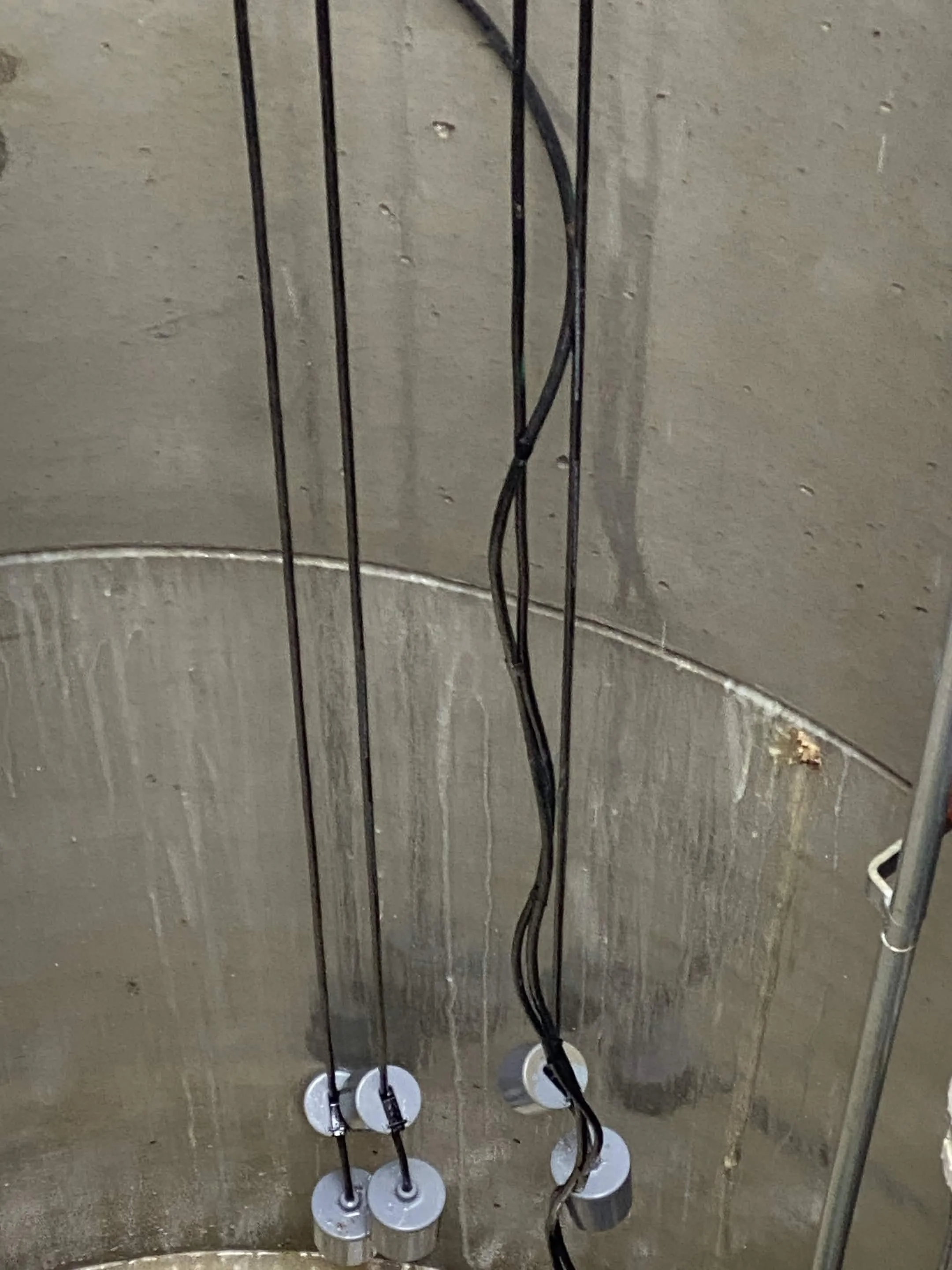 Manhole grouting of leaking joint