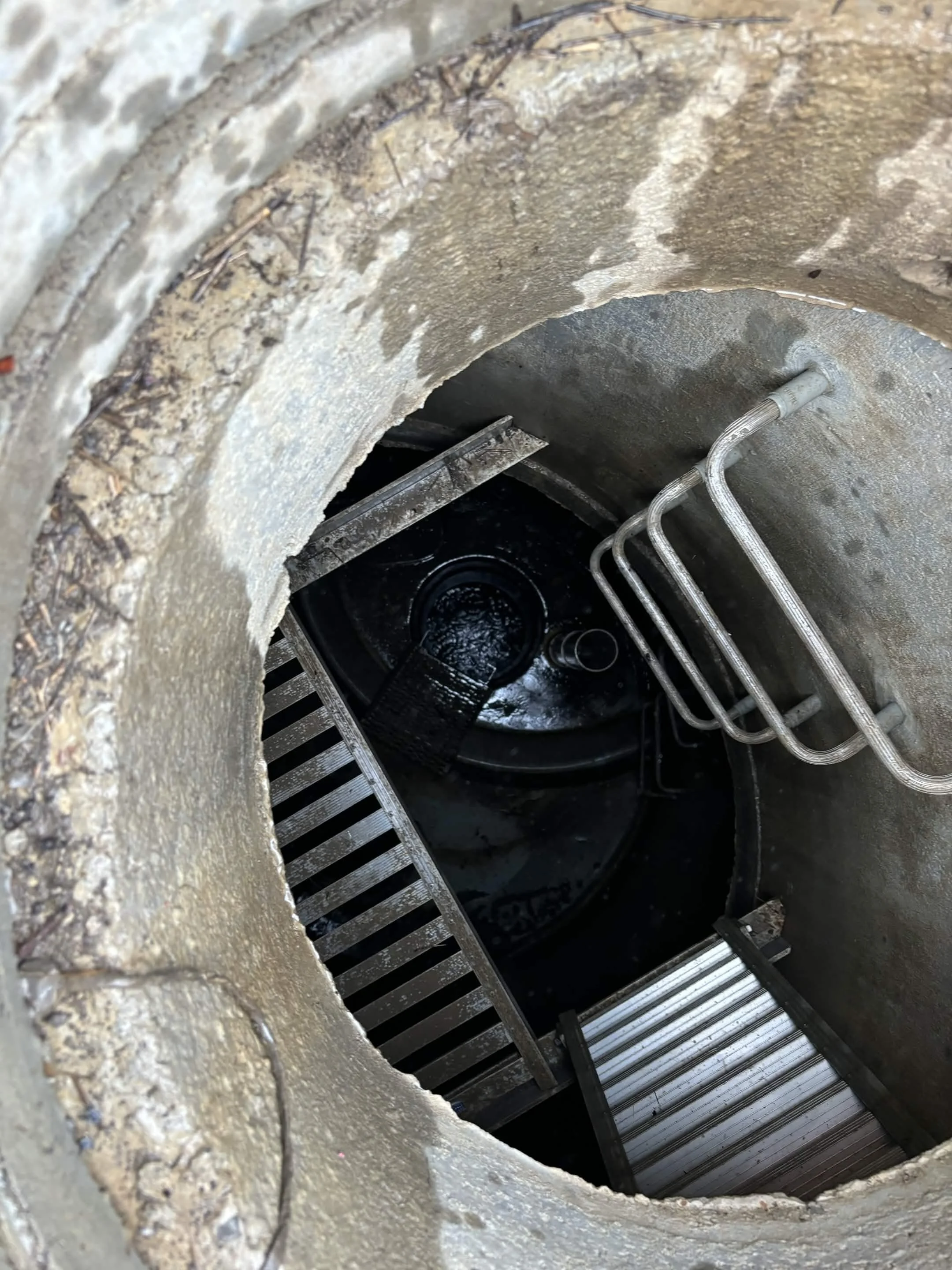 Manhole grates protecting workers of a long fall