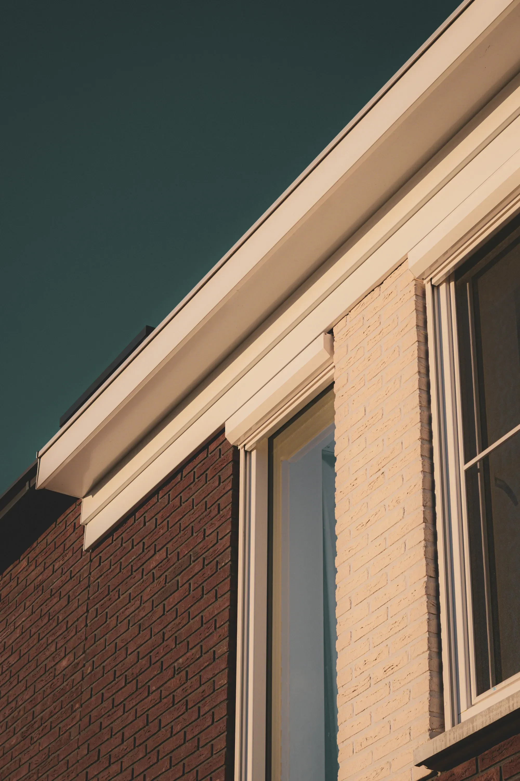 Clean white gutters and fascia after gutter face brightening service removes tiger striping and oxidation