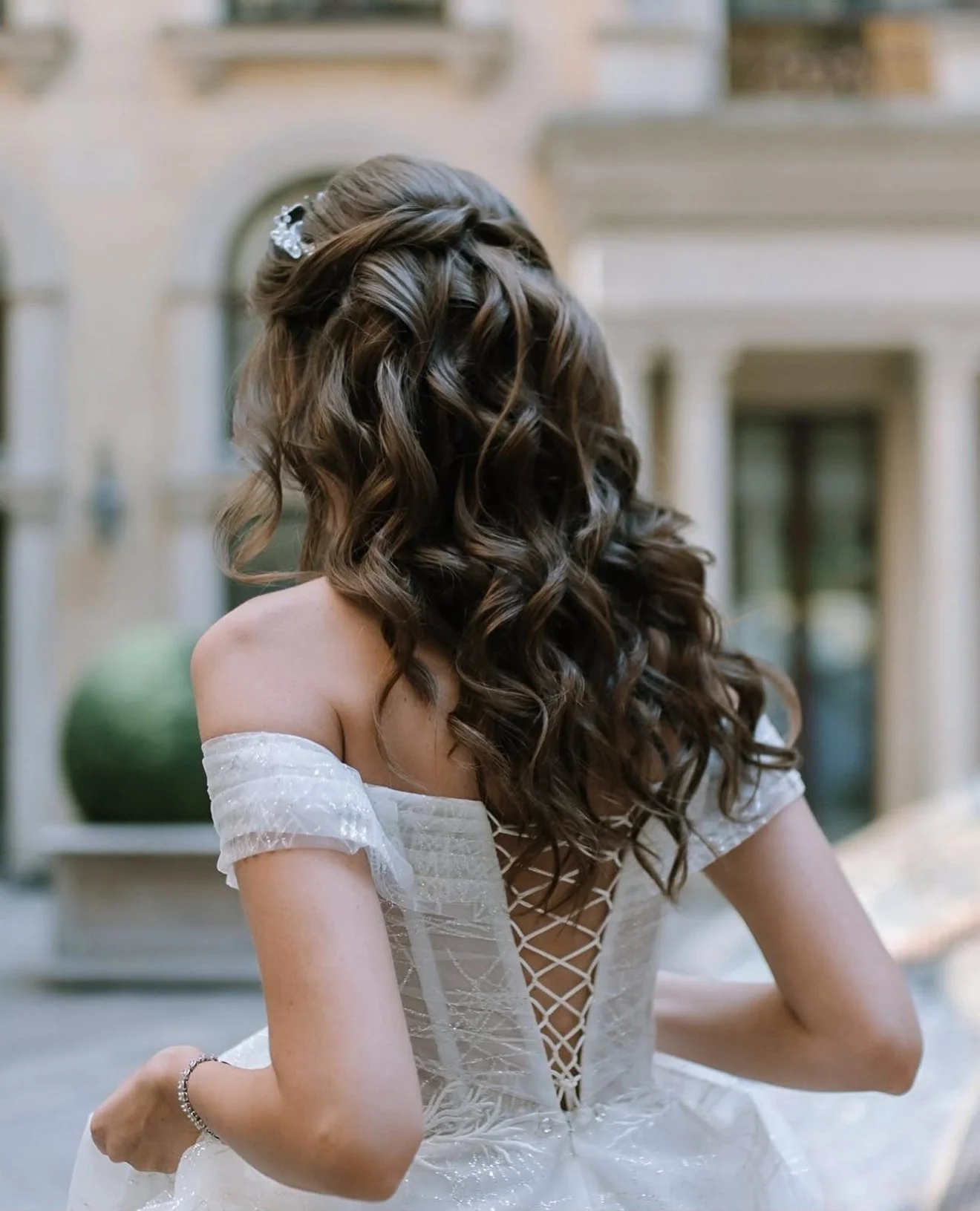  Bridal hairstyle with voluminous curls for off-shoulder wedding dress — ESQAO bridal hair Los Angeles
