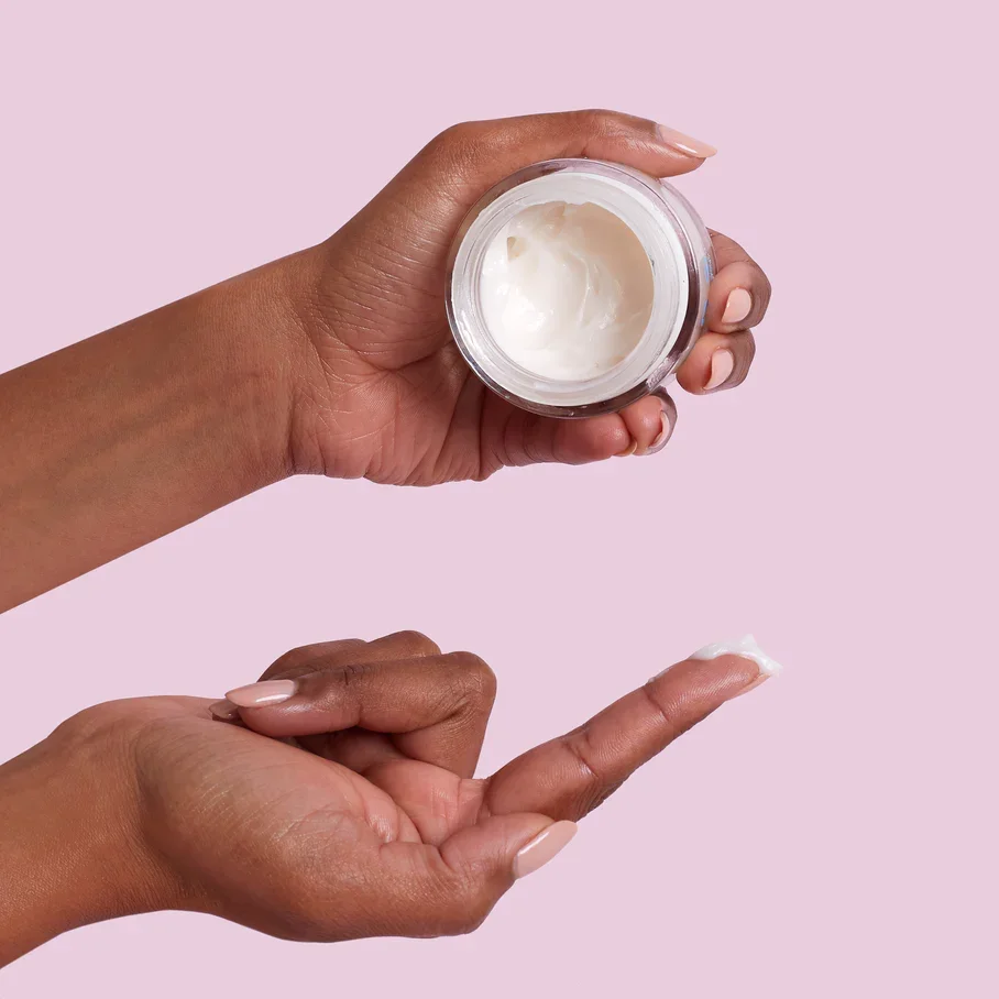 InUse_Moisturiser_Brightening_bbde0746-00fa-41ab-857b-4ae322379b1a.webp