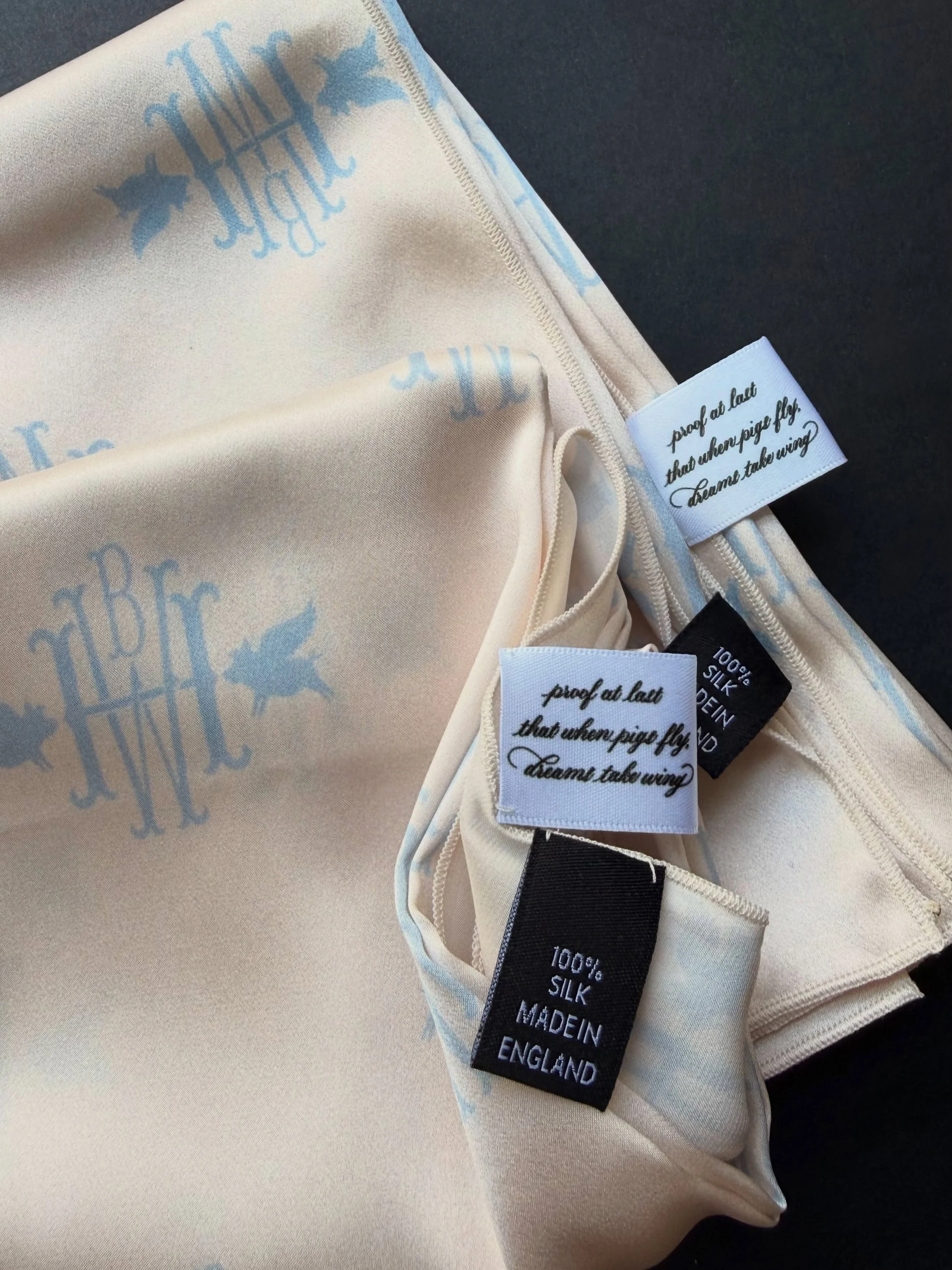 I love any opportunity to carry over elements from an invitation design to day-of items. A few fun ideas include silk accessories, matchboxes, table linens, and place cards! 🐖

#virginialucashart #customsilkscarves #custommatchboxes #customtableline
