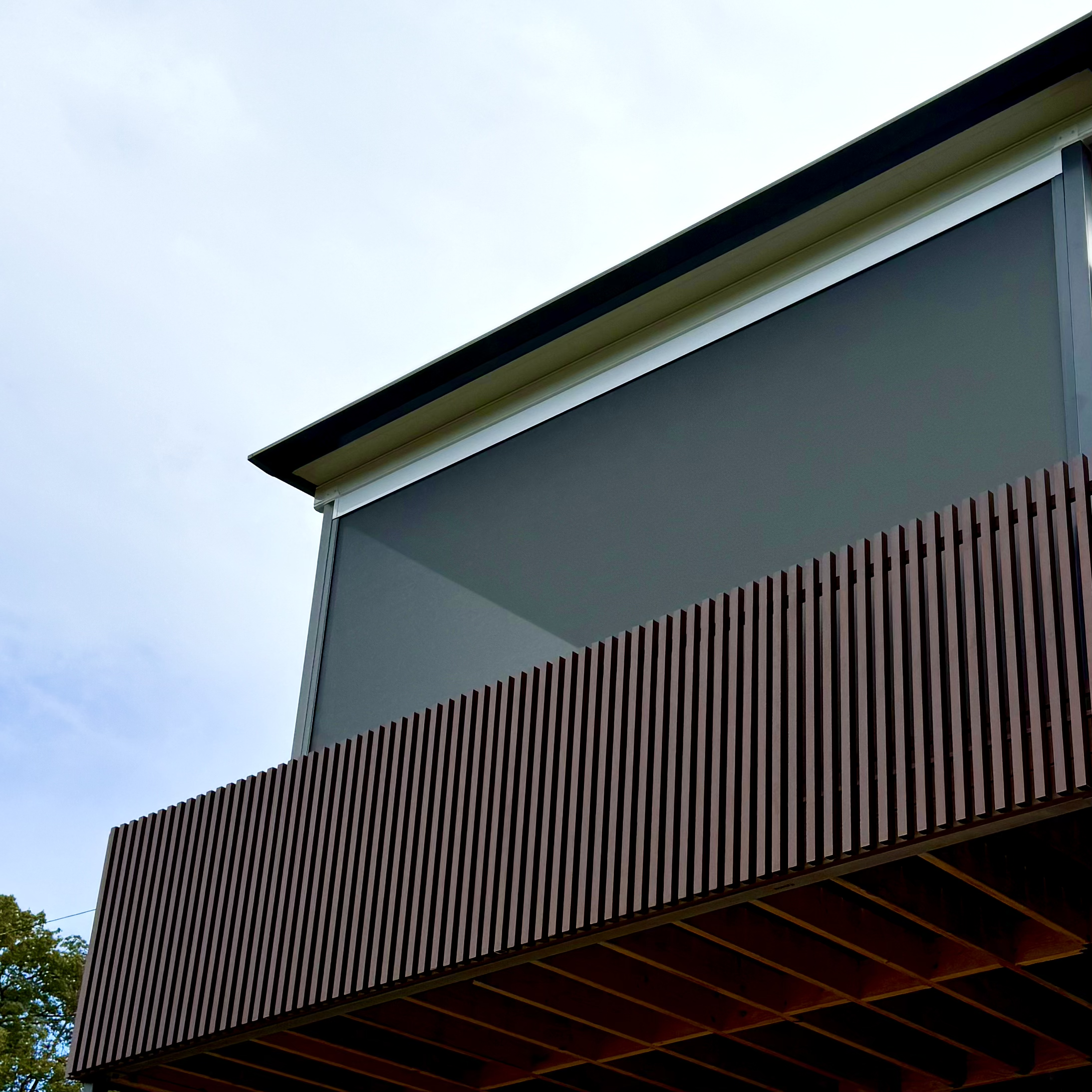 Designer slatted feature enhancing a waterfront deck crafted by Platinum Decks to bring a bespoke, luxury feel to outdoor entertaining