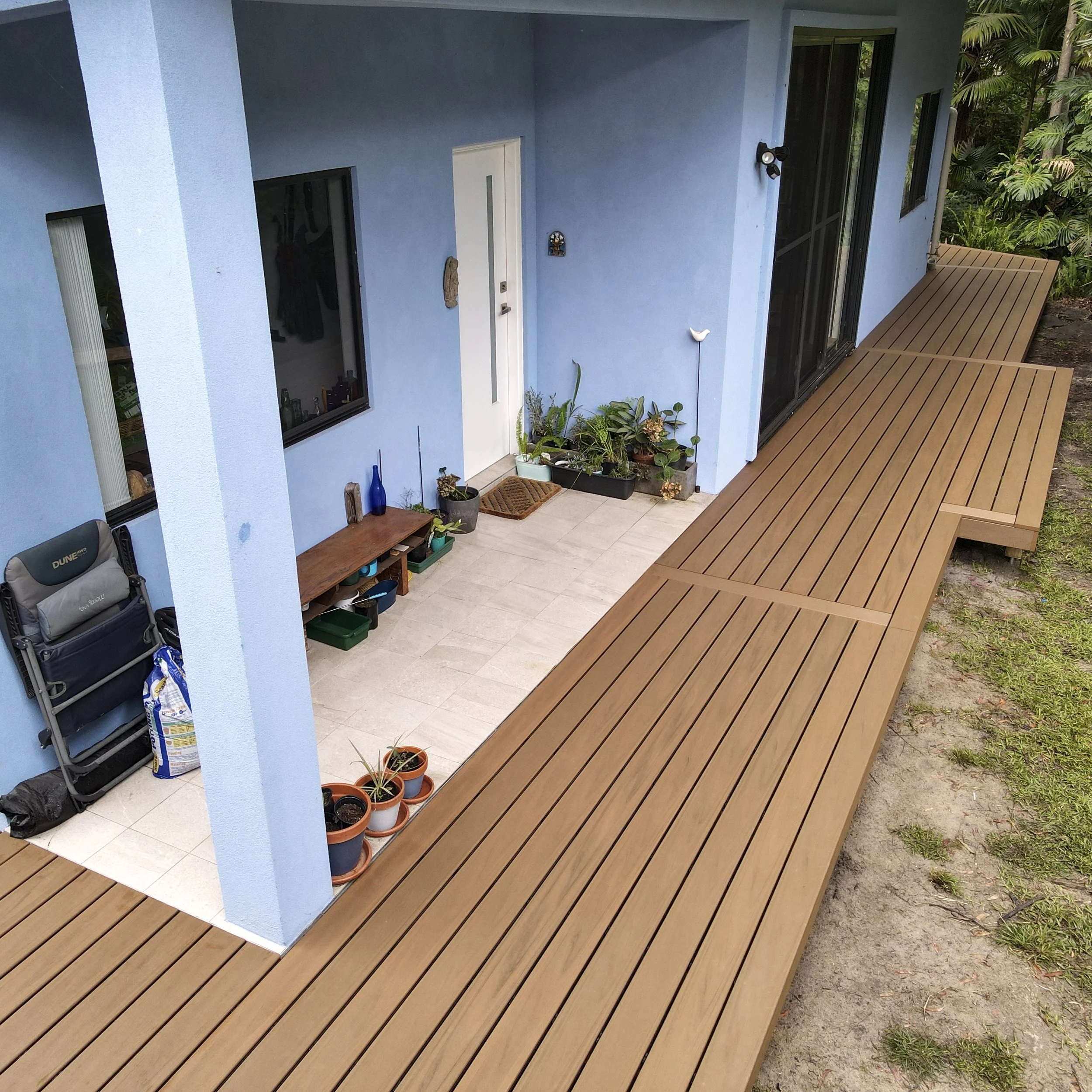 Compsite deck built around outside of house to elevate home and create a spacious entertaining deck on the Central Coast, built by Platinum Decks. 
