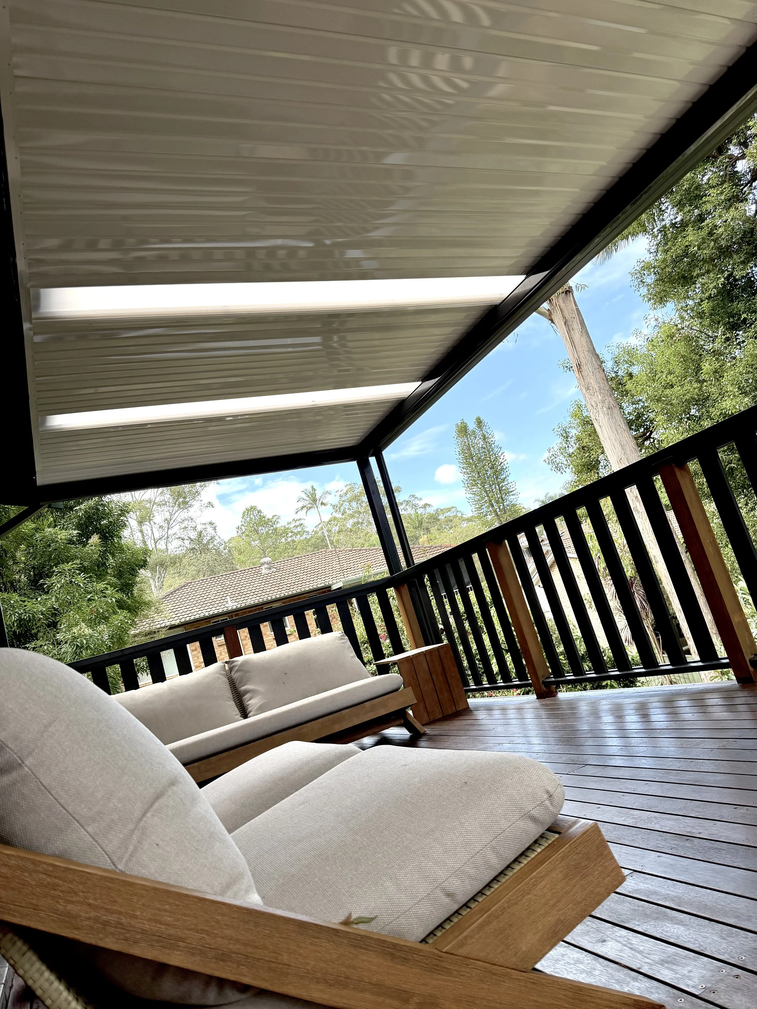 A custom built patio roof, composite deck and balustrade for a relaxing Central Coast outdoor living area built by Platinum Decks.