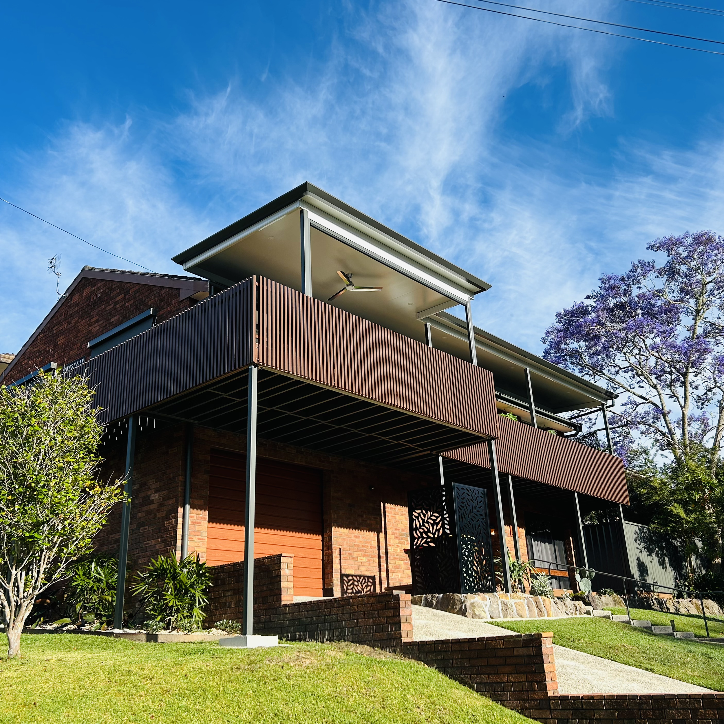 Luxury aluminium privacy feature integrated into a modern balcony created by Platinum Decks to elevate high‑end outdoor entertaining with a bespoke finish